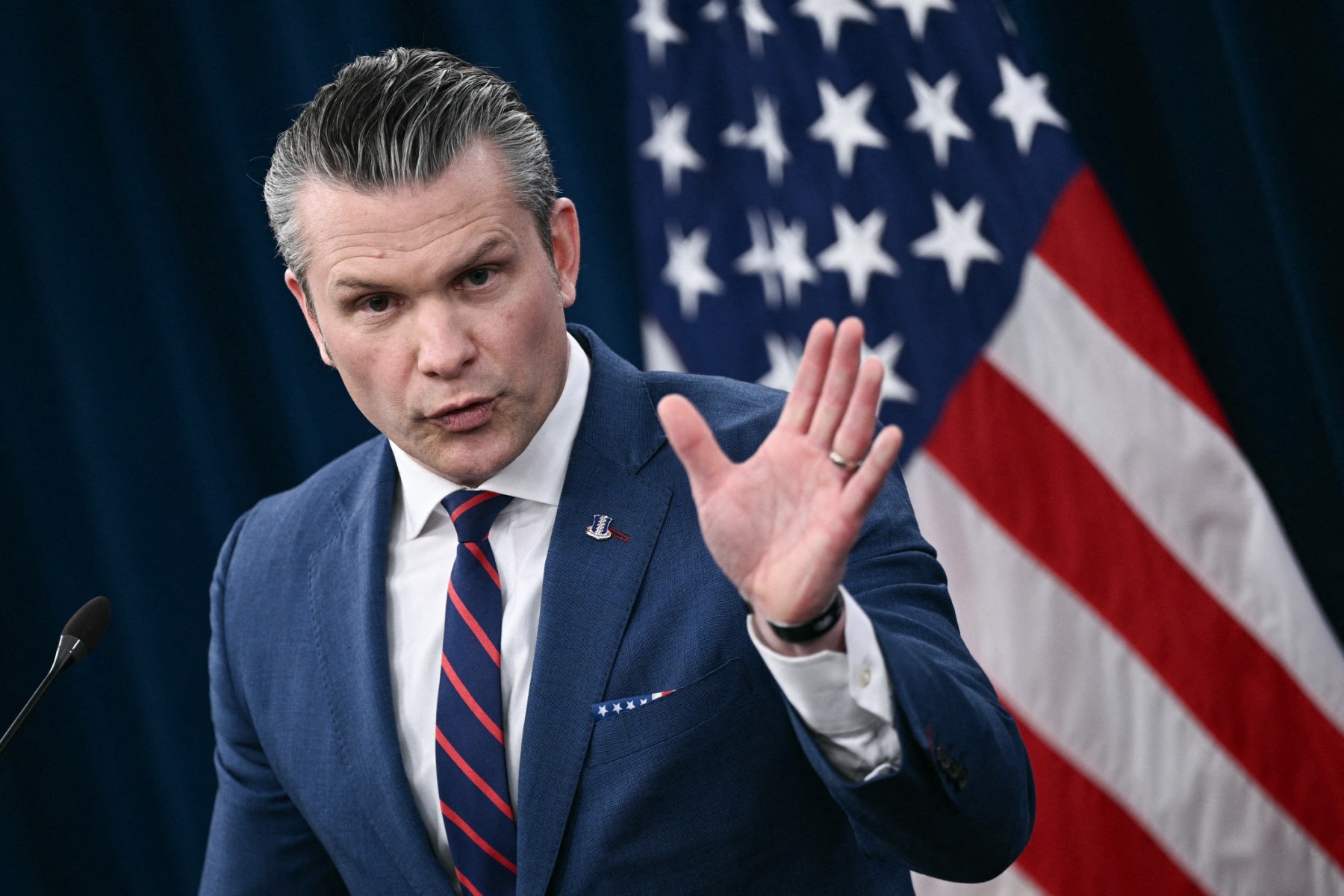 Hegseth garante que cessar-fogo com Irã ‘não acabou’ apesar de ataques em Ormuz