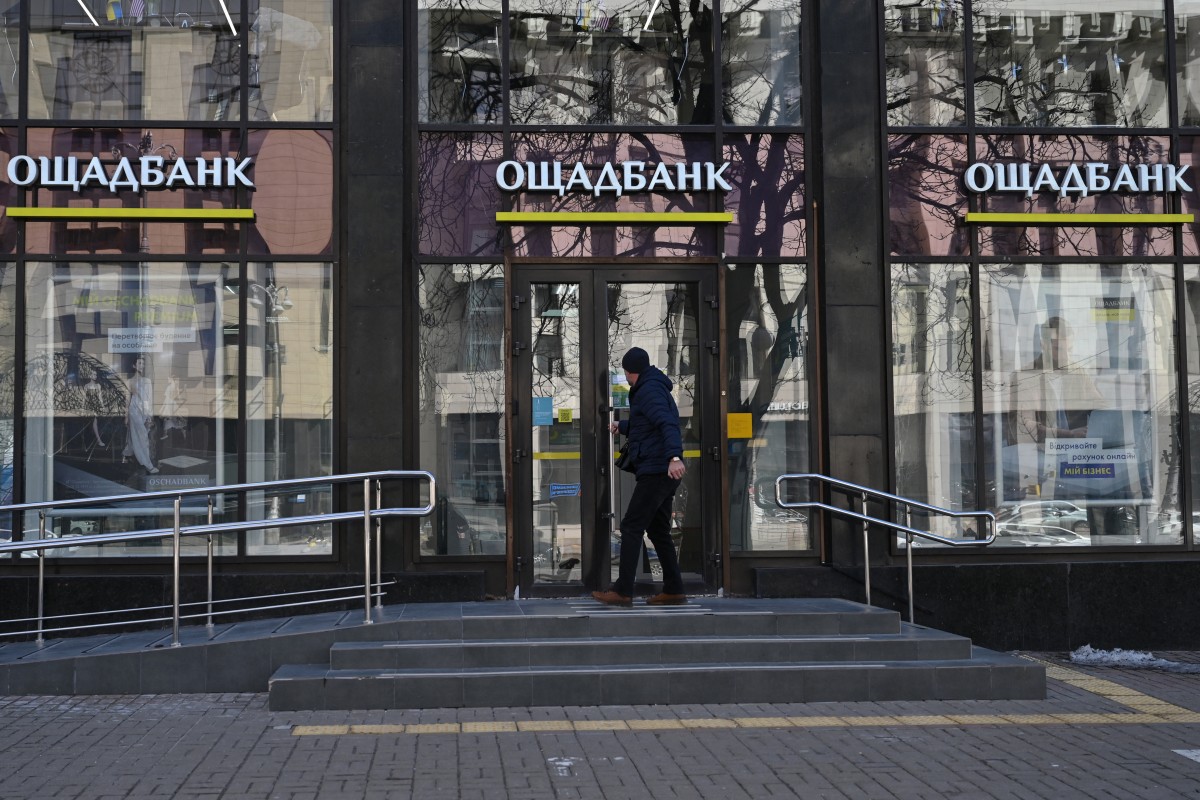 Ucrânia acusa Hungria de fazer sete funcionários de banco ucraniano reféns em Budapeste