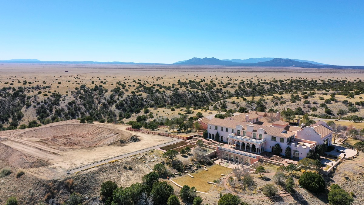 Autoridades dos EUA realizam buscas em antigo rancho de Epstein no Novo México