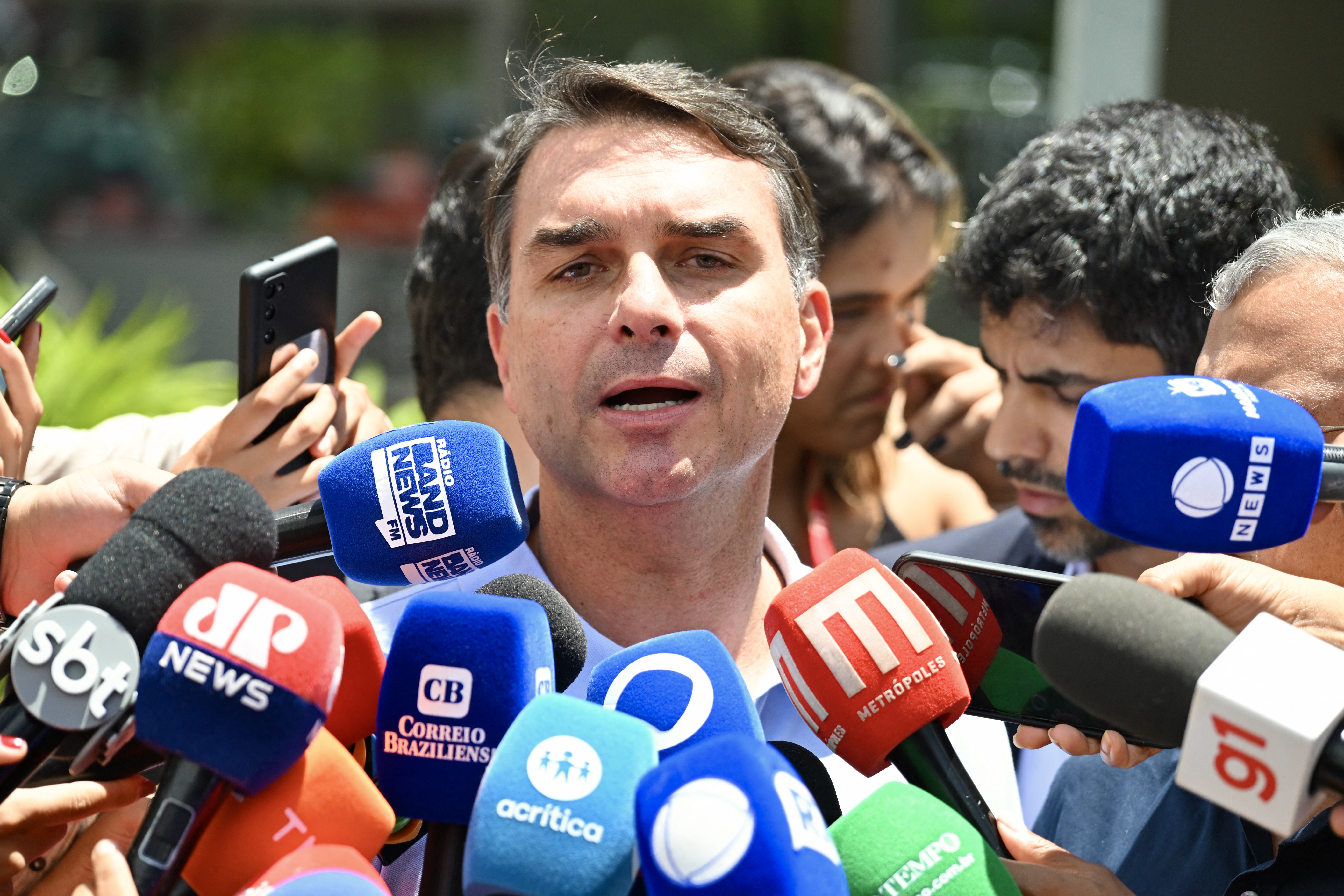 O que diz ausência de Flávio Bolsonaro em aniversário de Michelle