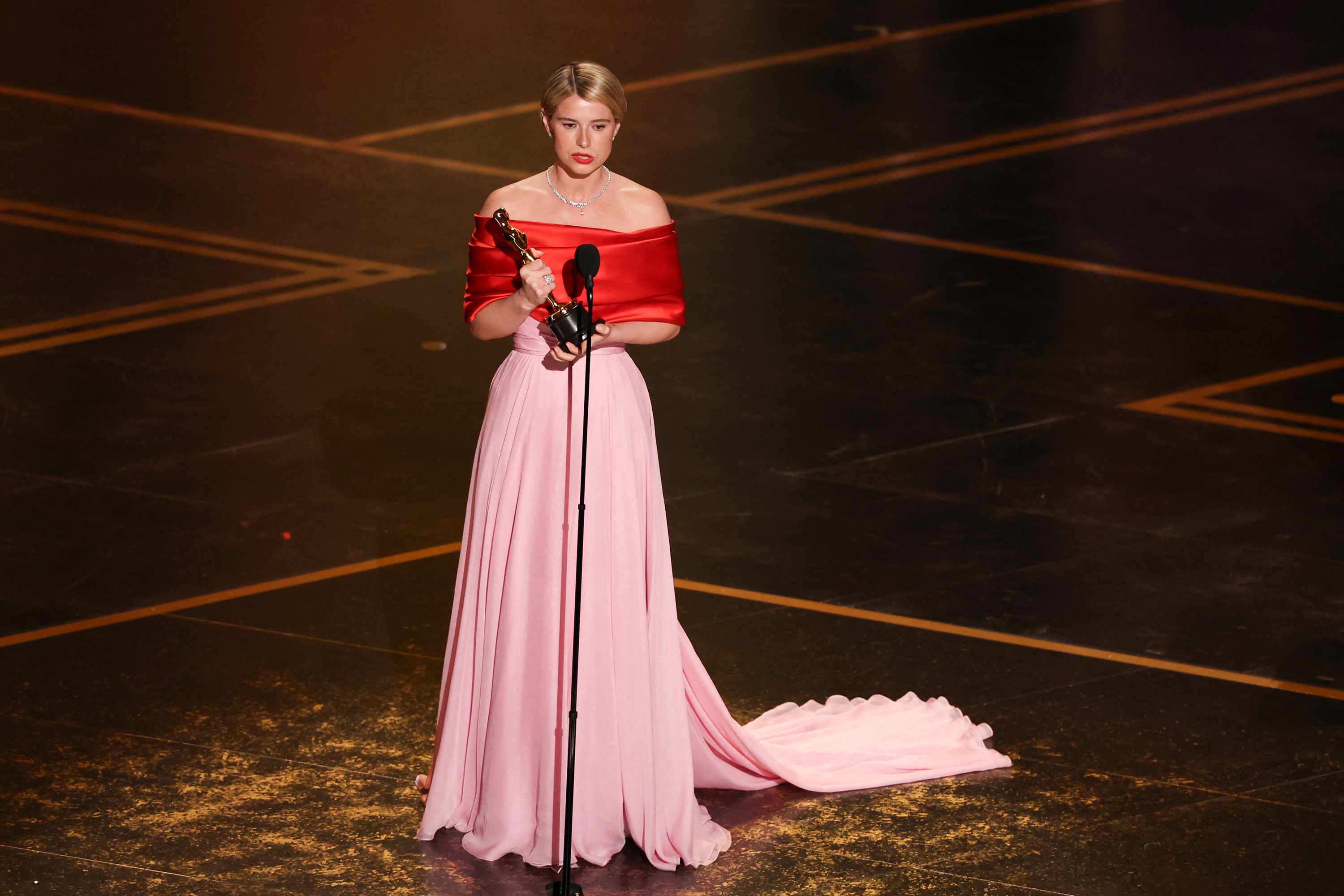 Jessie Buckley veste Chanel