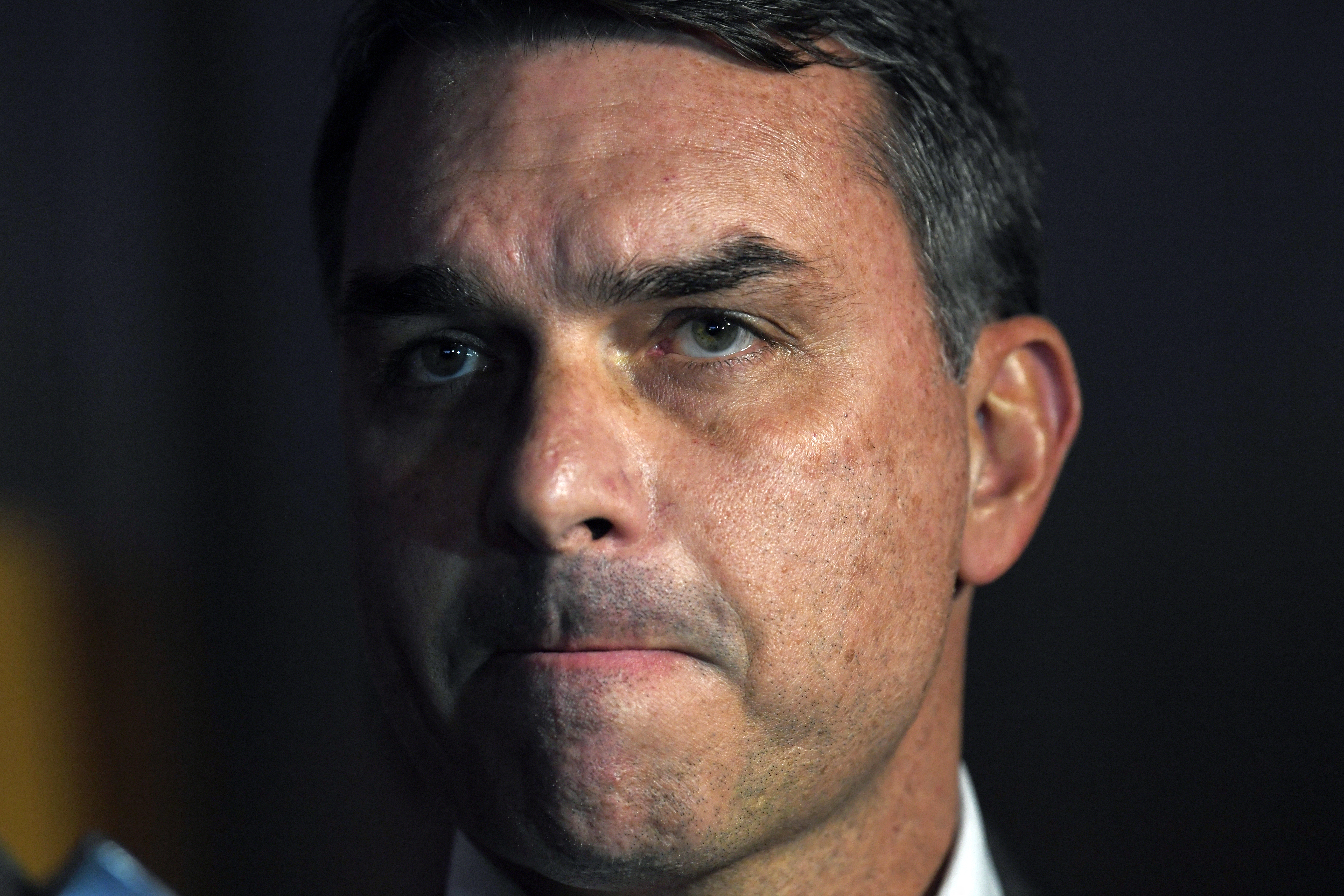 O plano de Flávio Bolsonaro para tirar eleitores católicos de Lula