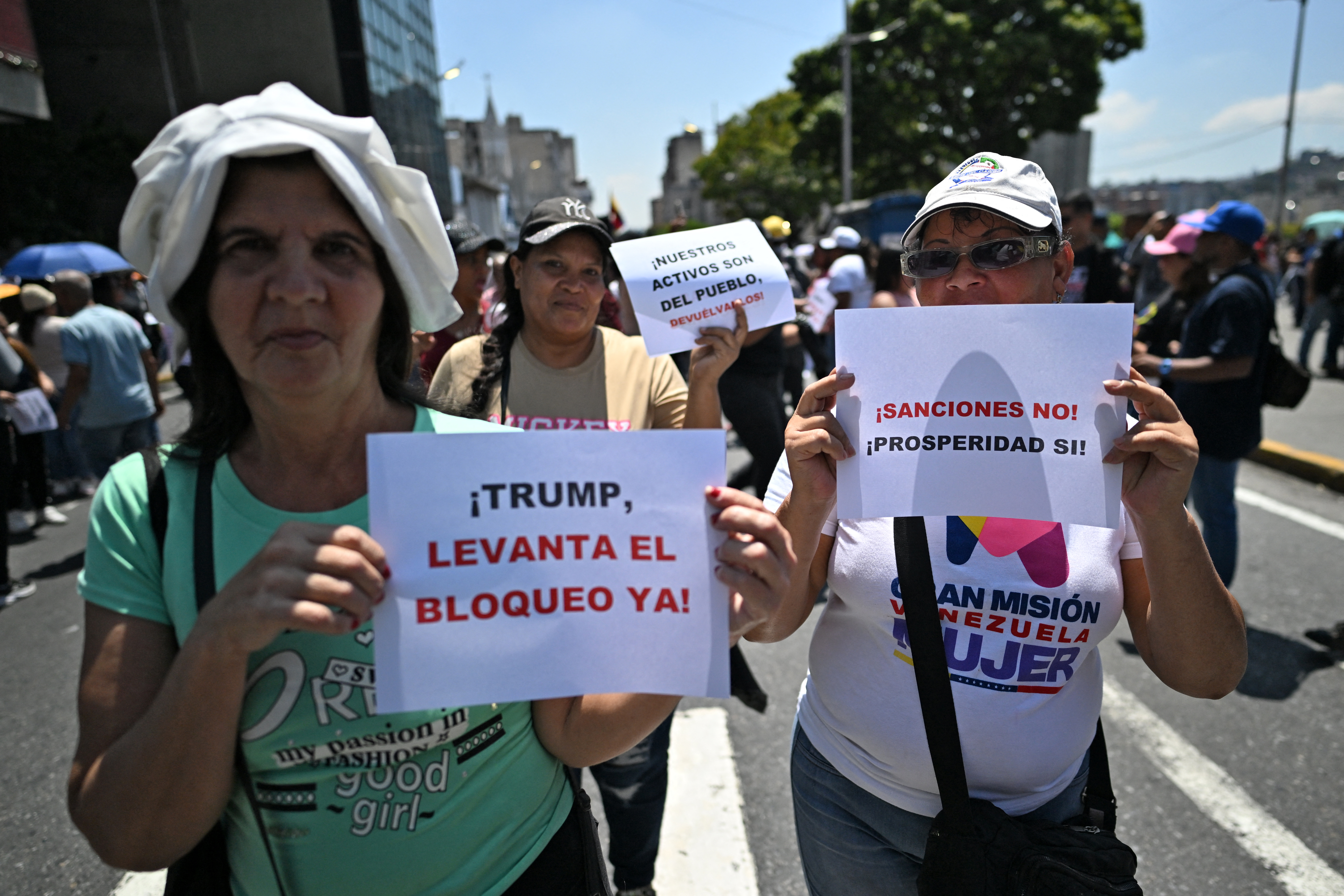 Centenas vão às ruas na Venezuela para exigir que governo interino aumente salários
