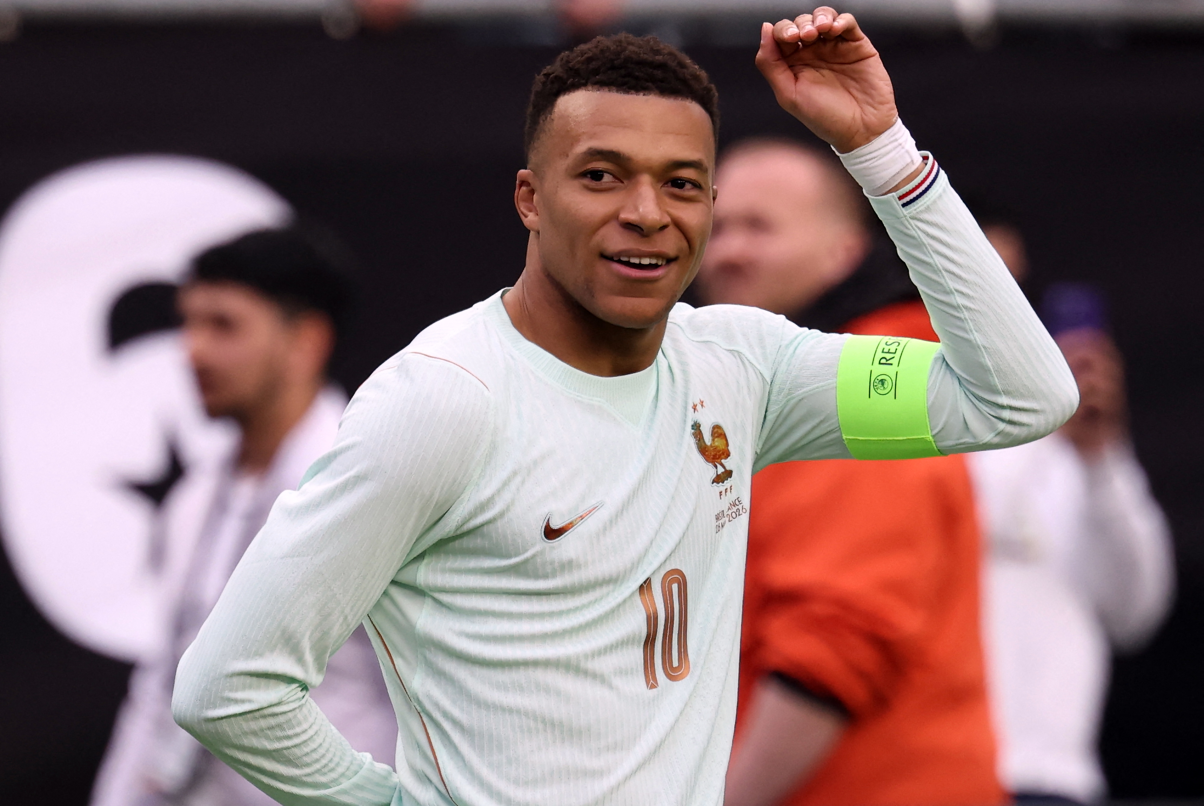 Kylian Mbappe celebra gol em amistoso da seleção francesa contra a seleção brasileira