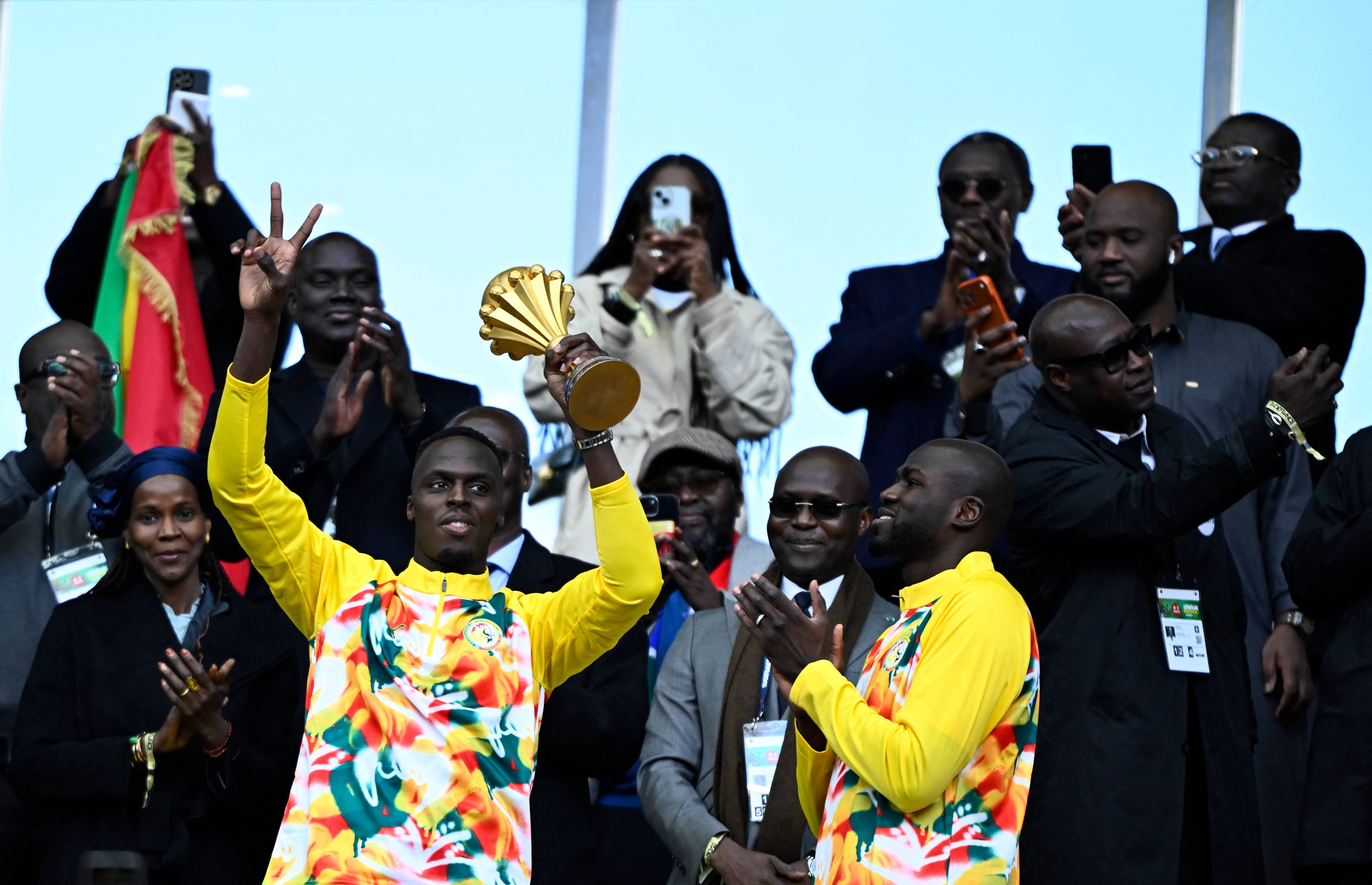 Senegal exibe troféu retirado pela Confederação Africana de Futebol em amistoso contra o Peru