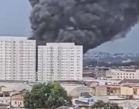 Incêndio atinge loja de peças de moto na Zona Norte do Rio; veja vídeo
