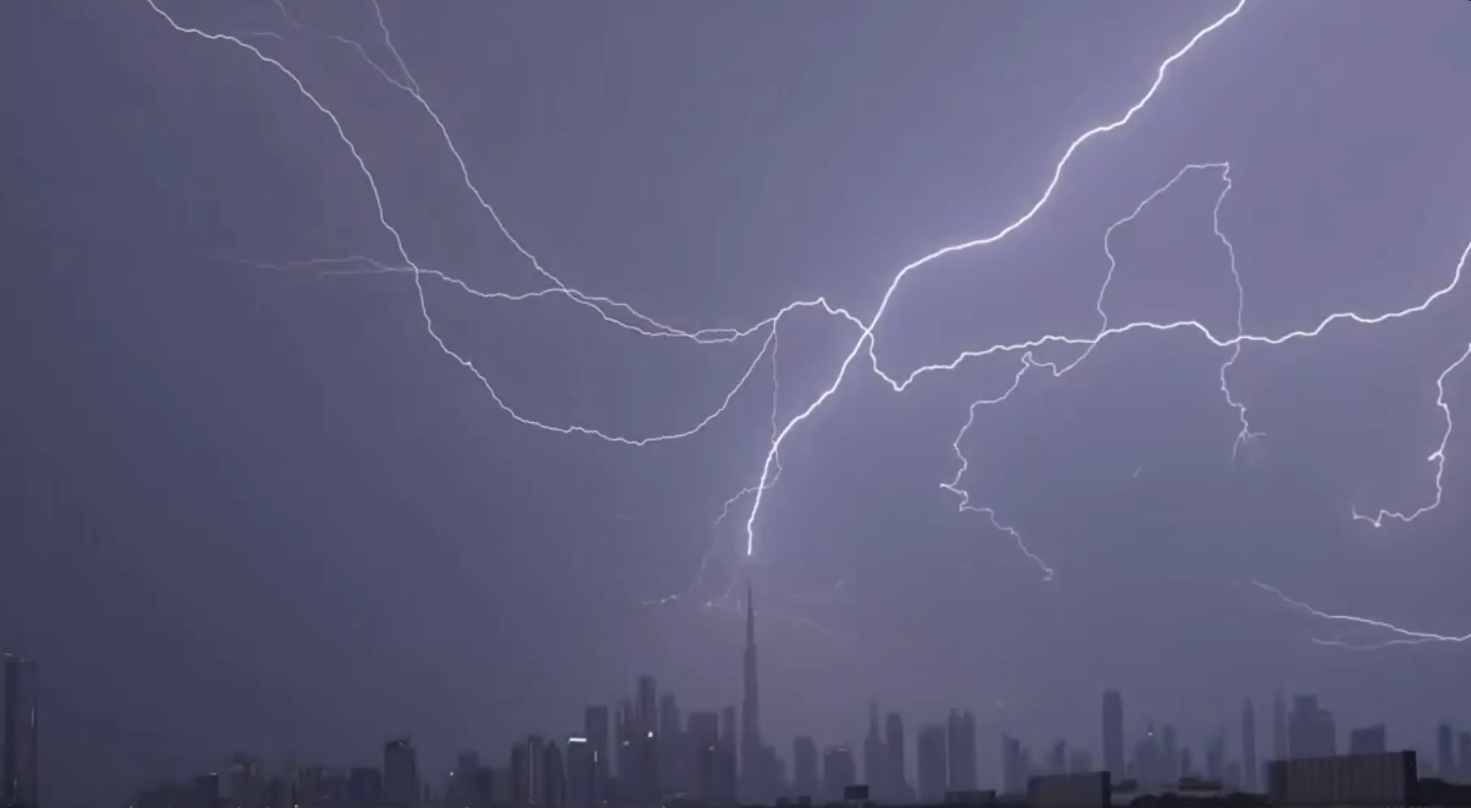 Vídeo: maior arranha-céu do mundo é atingido durante ‘chuva de raios’ em Dubai