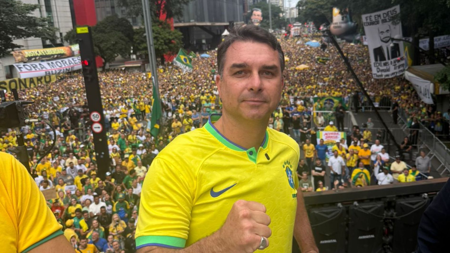 Flávio Bolsonaro vai a manifestação bolsonarista usando colete à prova de balas por precaução