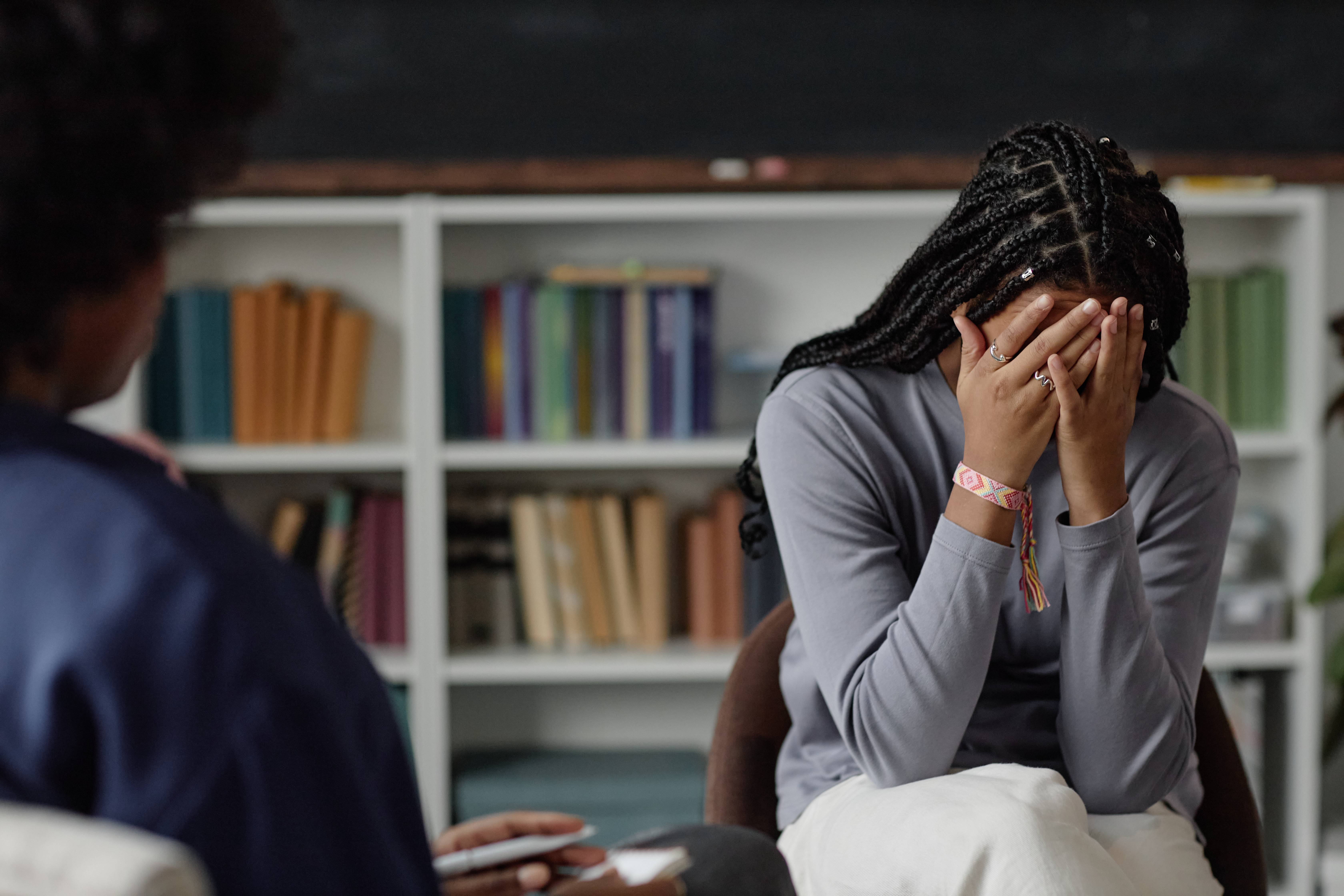 Meninas sofrem mais do que meninos durante a adolescência, revela IBGE
