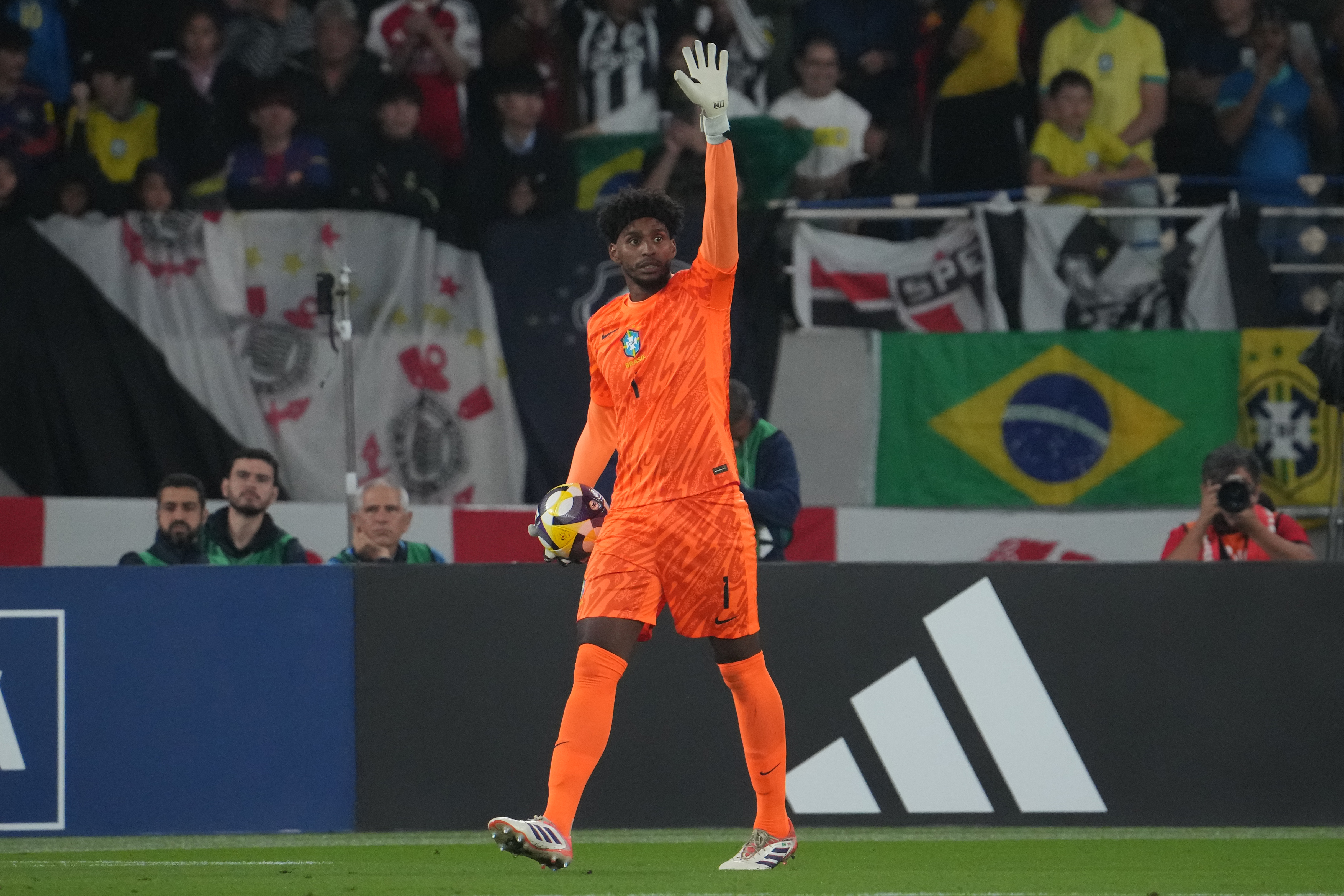 Hugo Souza é convocado para substituir Alisson na seleção brasileira