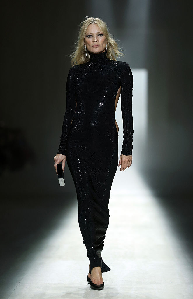Kate Moss desfila para a Gucci na semana de moda de Mil&atilde;o