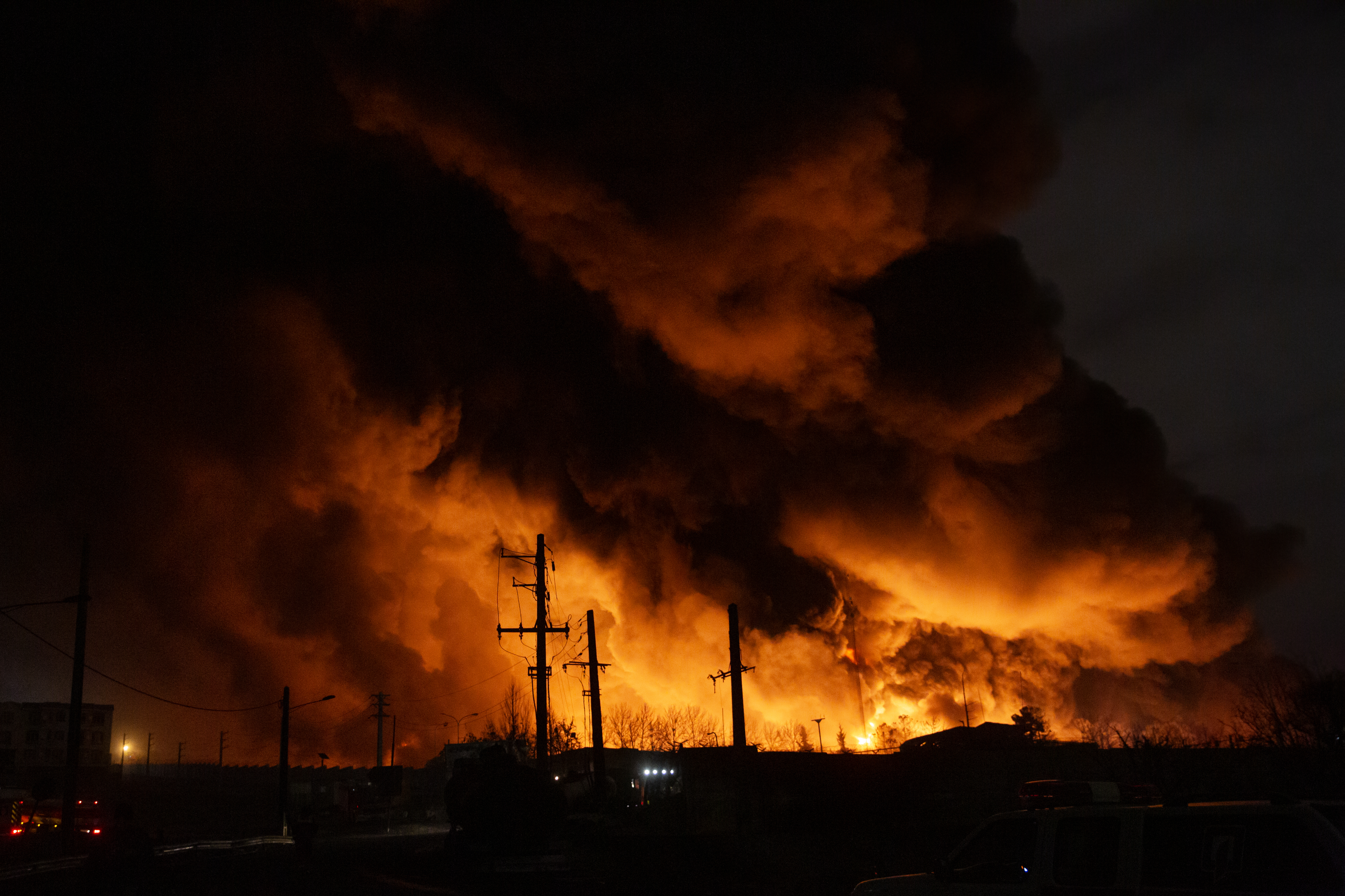 Incêndio atinge o depósito de petróleo de após ataques dos Estados Unidos e de Israel, em Teerã, Irã, em 8 de março de 2026