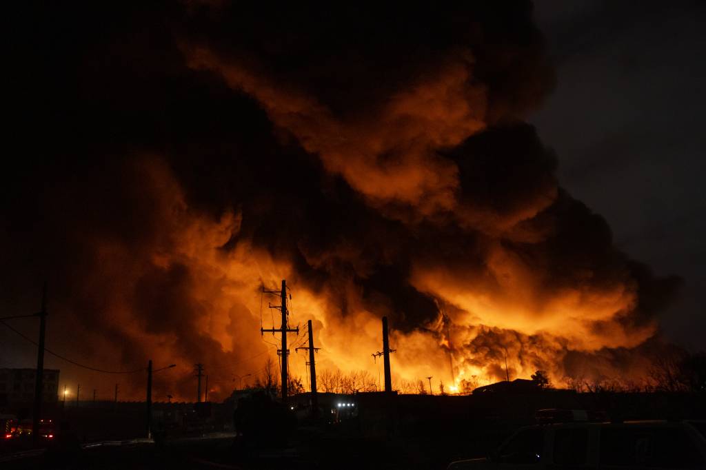 Incêndio atinge o depósito de petróleo de após ataques dos Estados Unidos e de Israel, em Teerã, Irã, em 8 de março de 2026