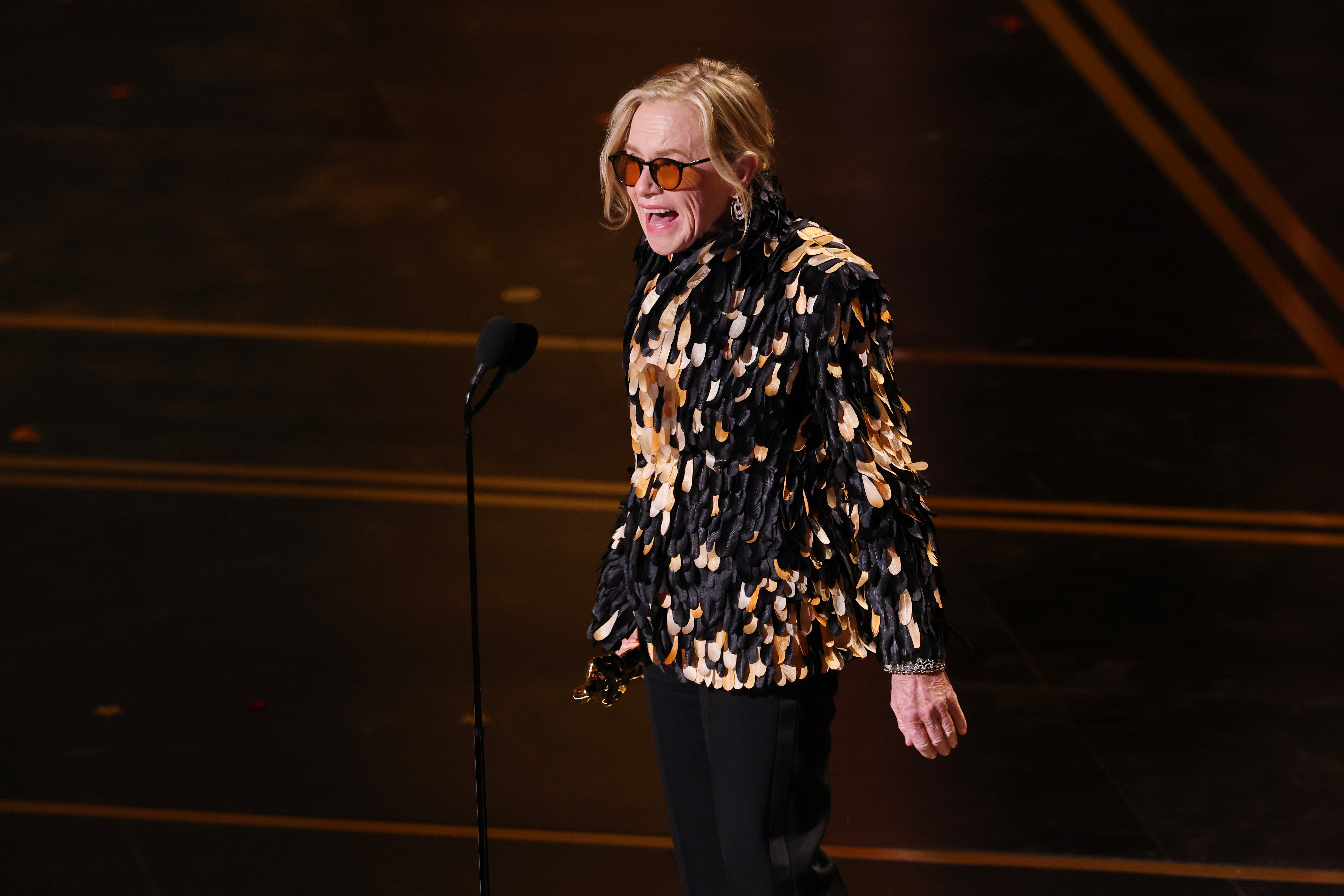Amy Madigan ‘incorpora’ bruxa ao receber Oscar de Melhor Atriz Coadjuvante