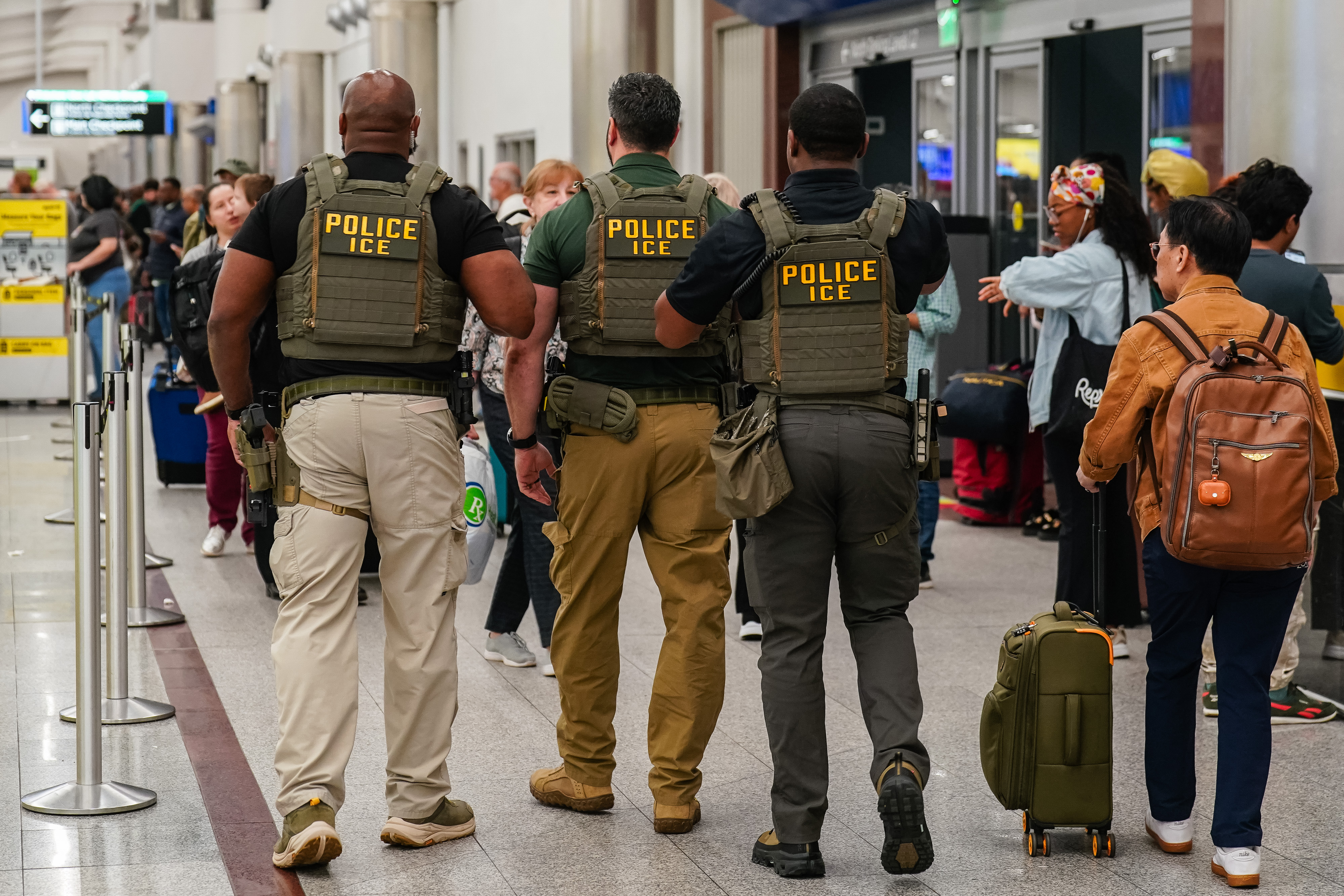 Governo Trump envia ICE para aeroportos ao redor dos EUA; entenda