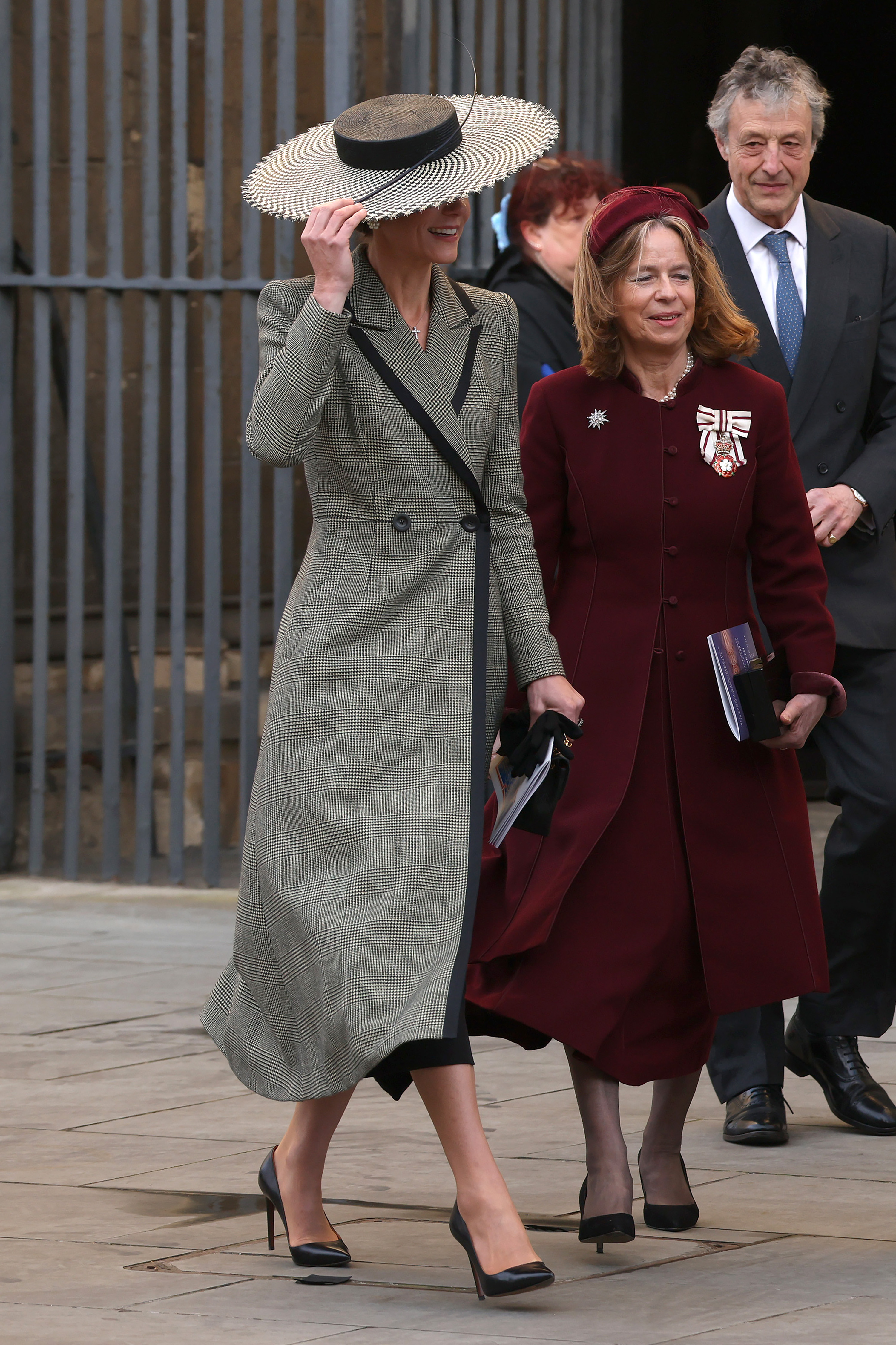 Kate Middleton veste trench coat e saia Suzannah London, chap&eacute;u Juliette Millinery; brincos Cassandra Goad, bolsa Chanel e sapato scarpin Ralph Lauren
