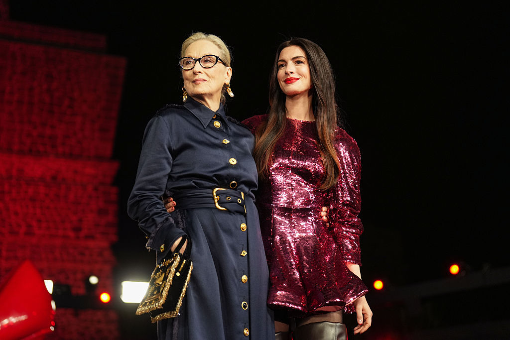 Meryl Streep veste Schiaparelli e Anne Hathaway veste Stella McCartney