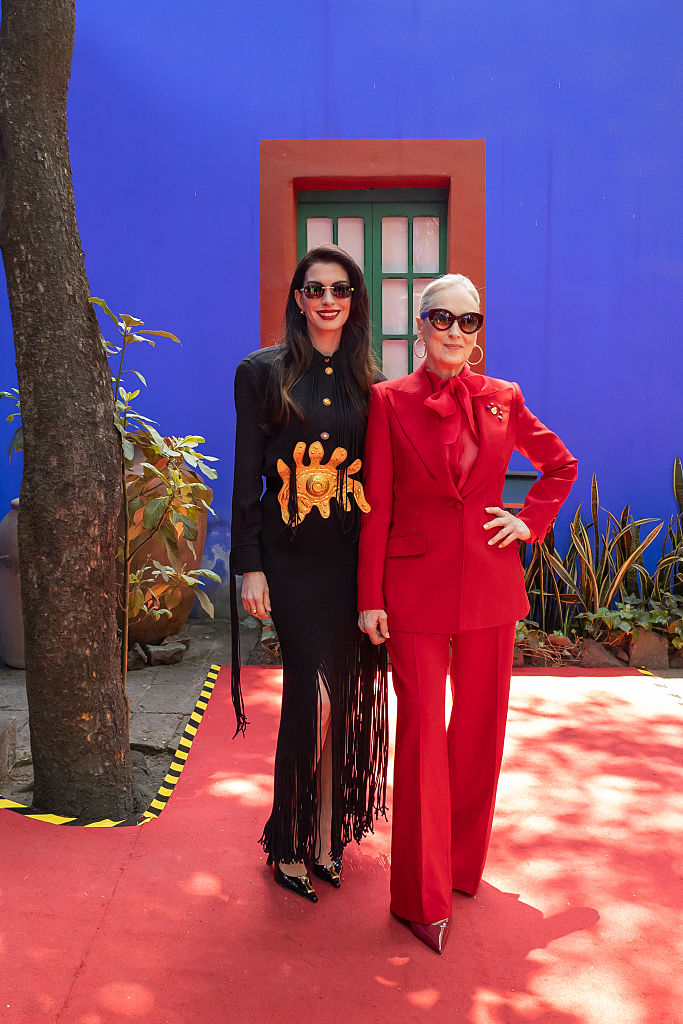 Anne Hathaway veste Schiaparelli e Meryl Streep veste Dolce & Gabbana