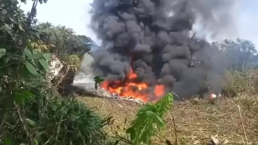 Avião militar com mais de 100 soldados cai na Colômbia; Exército fala em dezenas de mortos