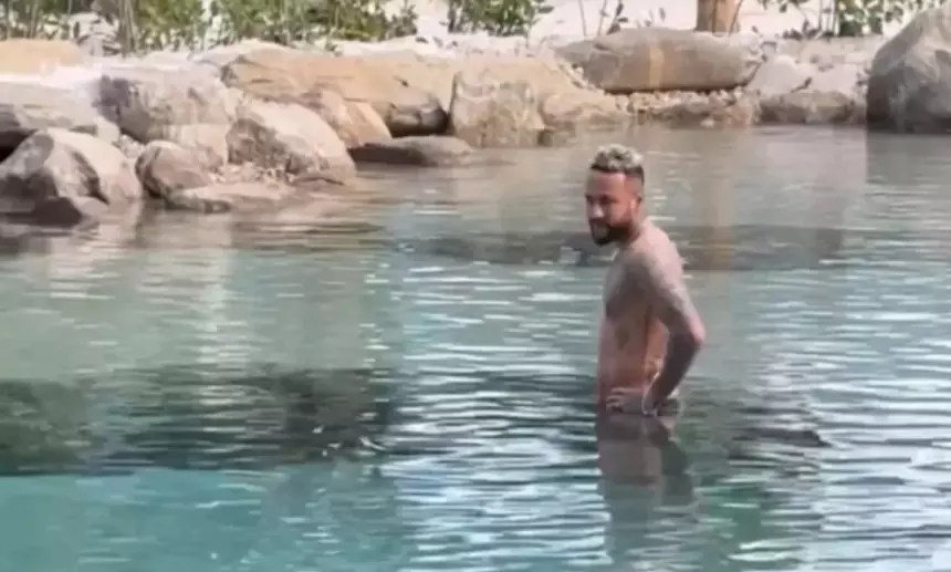 Neymar derruba multa milionária por causa de lago em mansão
