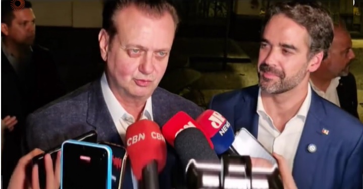 O entrosamento de Eduardo Leite e Kassab em evento em São Paulo