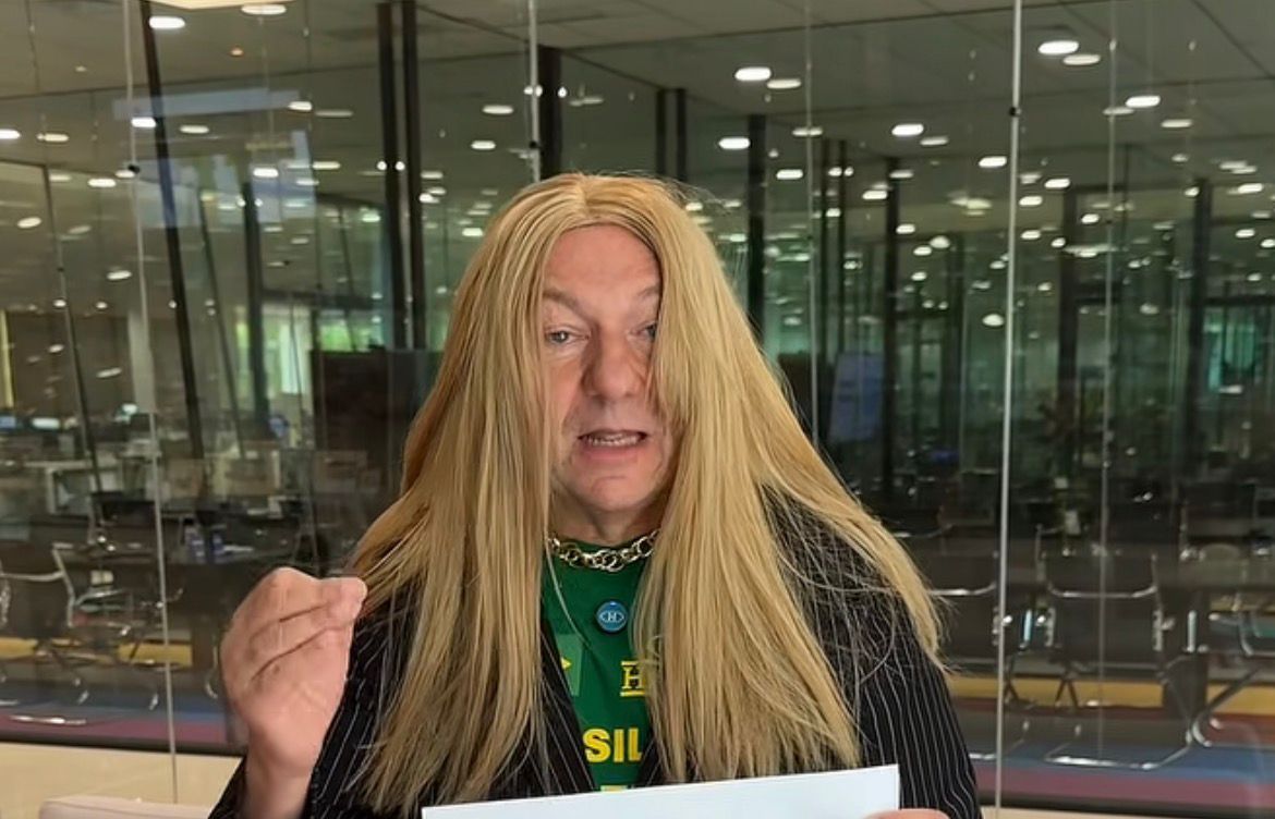 Luciano Hung usa peruca para protestar contra Erika Hilton; saiba efeito