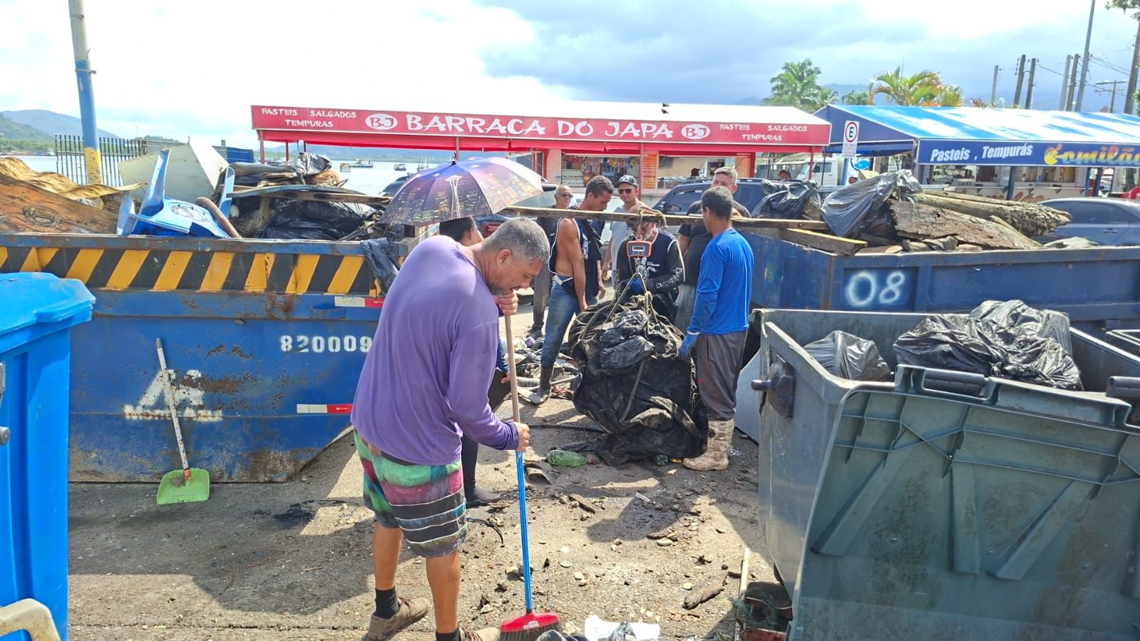 Fundação Florestal retira 10 ônibus de lixo do litoral paulista