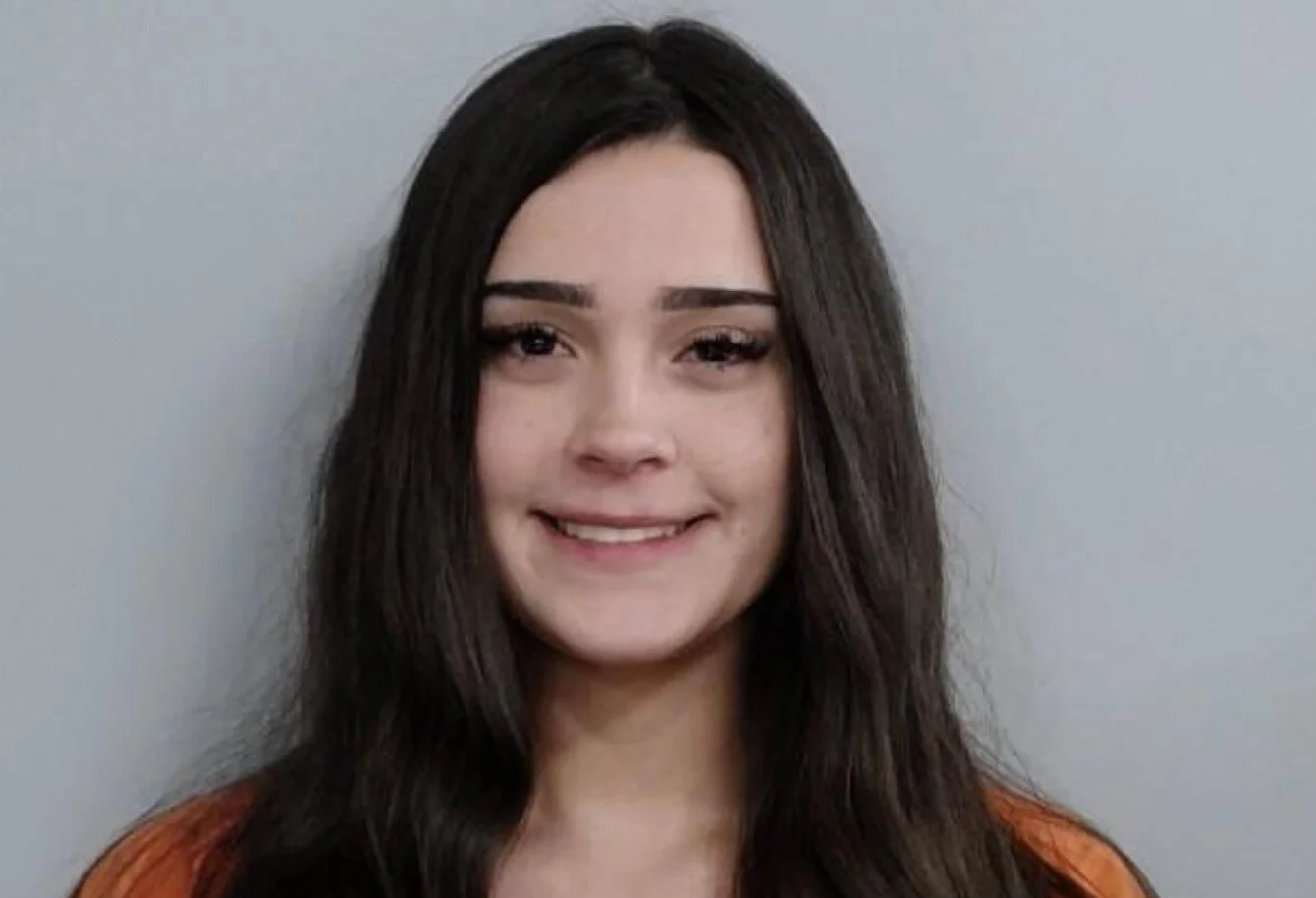 Vídeo: jovem posa sorrindo em delegacia após atropelar quatro pessoas nos EUA