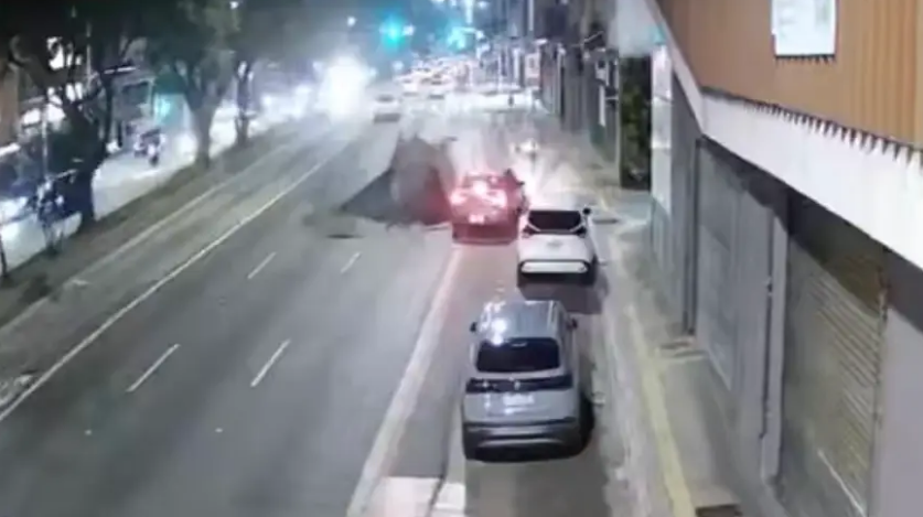A explicação da Enel para a explosão que abriu uma cratera em rua de São Paulo