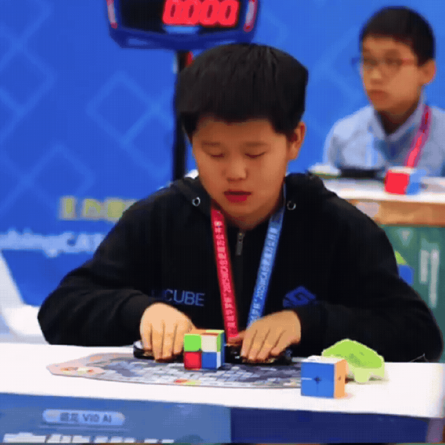 Menino de 9 anos bate recorde mundial ao resolver cubo mágico em menos de um segundo