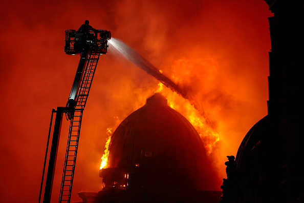 Vídeo: Incêndio em loja de vape se espalha por prédios históricos e fecha estação de Glasgow