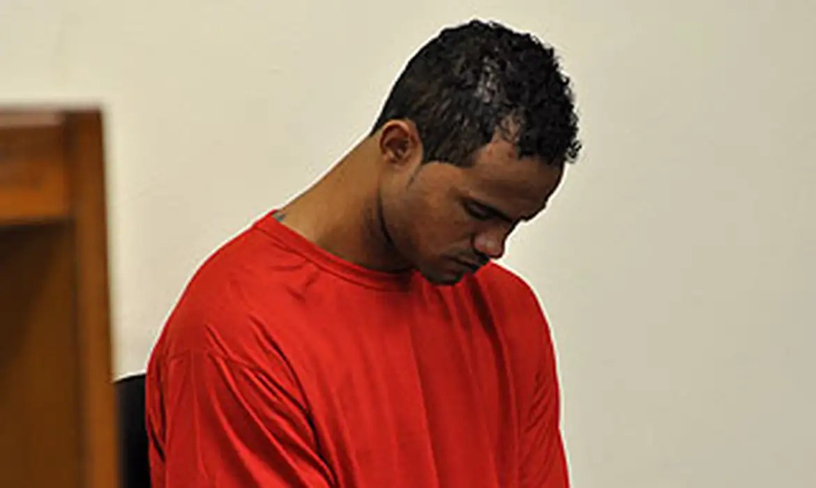 Justiça nega habeas corpus ao goleiro Bruno, que segue foragido