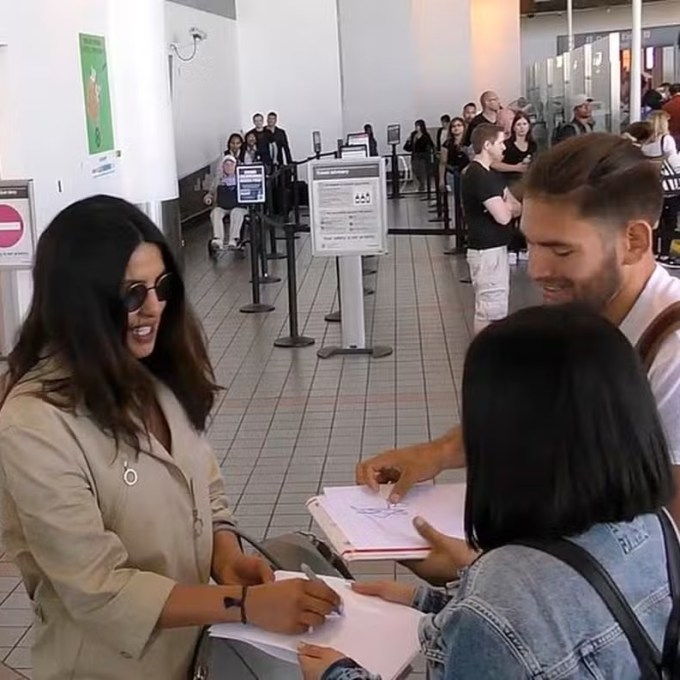 A atriz acusada de ‘contratar’ fãs para pedirem autógrafos em aeroporto