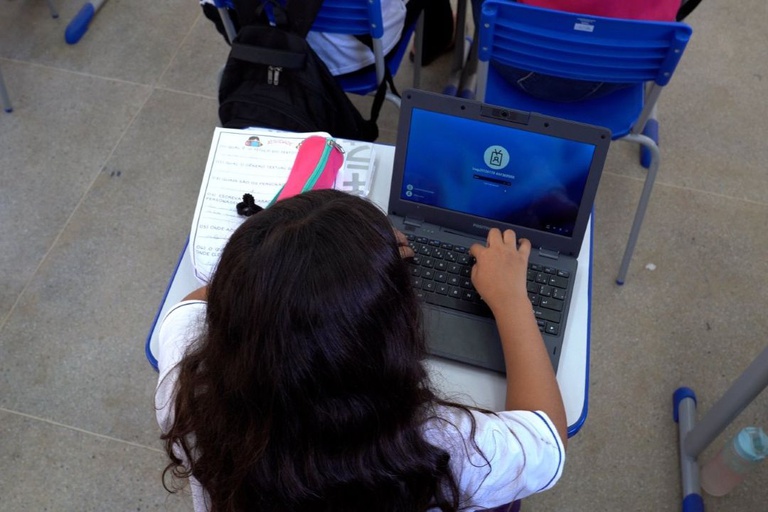 Internet em escolas estaduais de SP salta para quase 100% em seis anos, diz governo