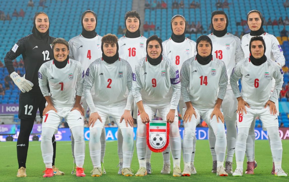 Seleção feminina do Irã protesta na Copa da Ásia e é elogiada pela técnica apesar da derrota