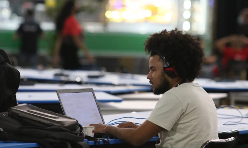 Entidade aponta fuga de profissionais da tecnologia do Brasil para o exterior