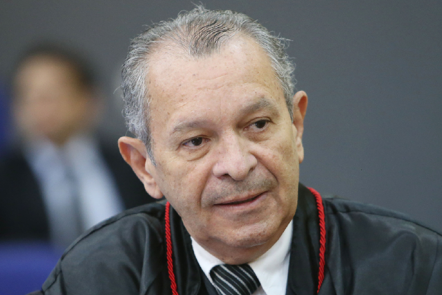 Condenado por estuprar a própria neta, ex-desembargador se entrega à polícia no Amazonas