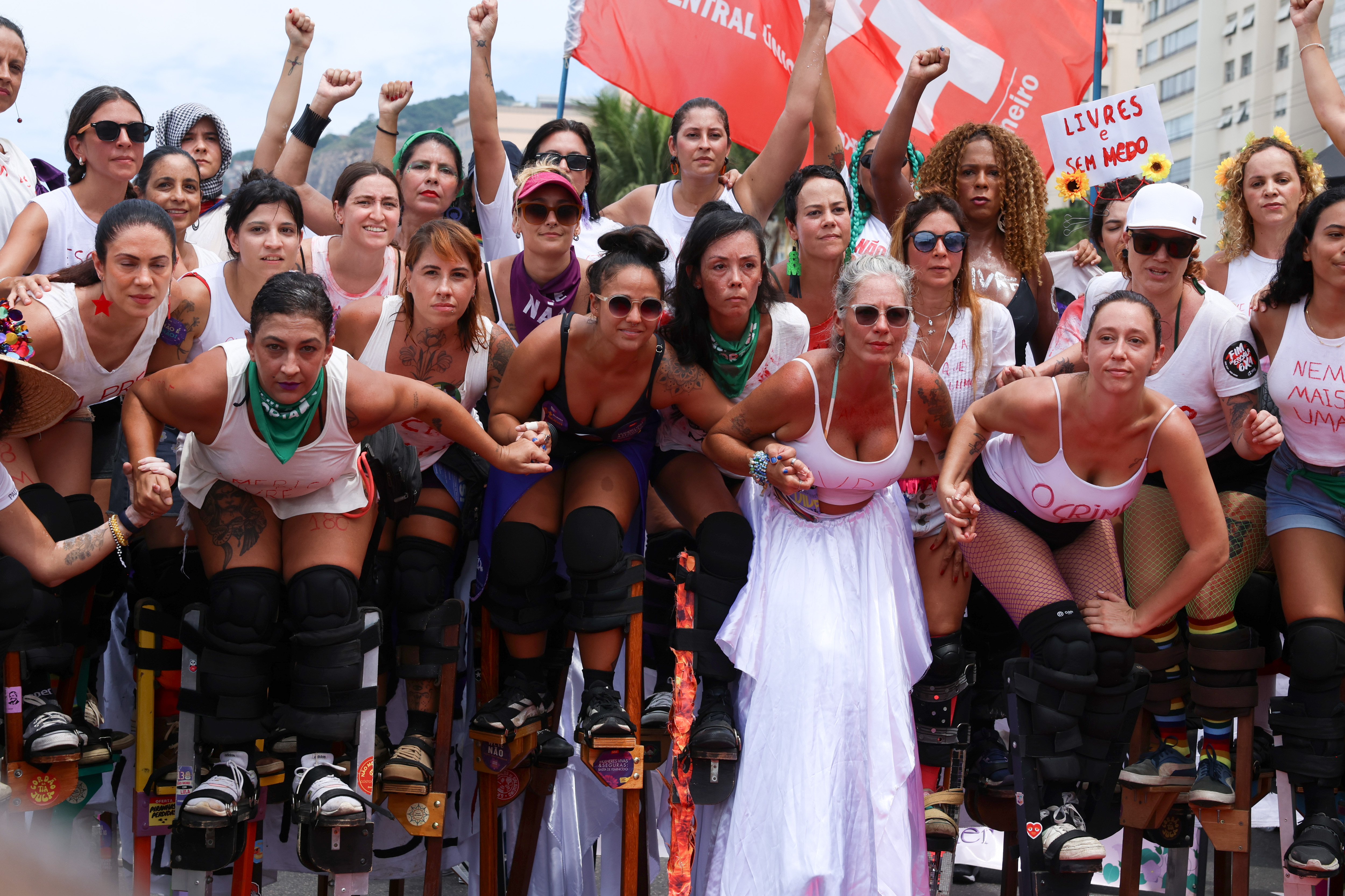 Mulheres vão às ruas no Brasil e no mundo pedindo igualdade e fim da violência