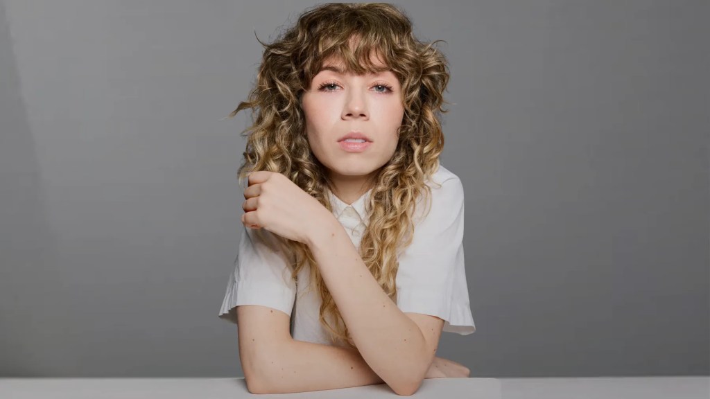 Antiga estrela da Nickelodeon lança livro de romance entre professor e aluna: “Tema tabu”