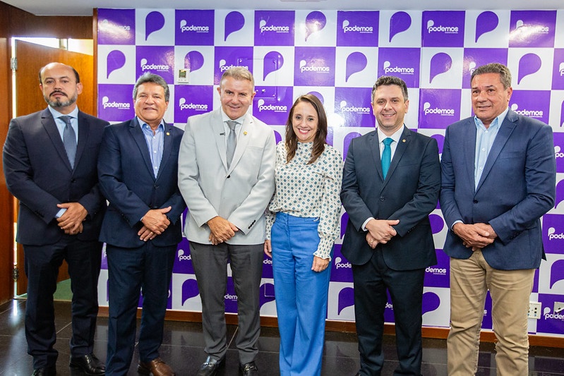 Vanderlei Luxemburgo (&agrave; dir.) em reuni&atilde;o do Podemos em Bras&iacute;lia