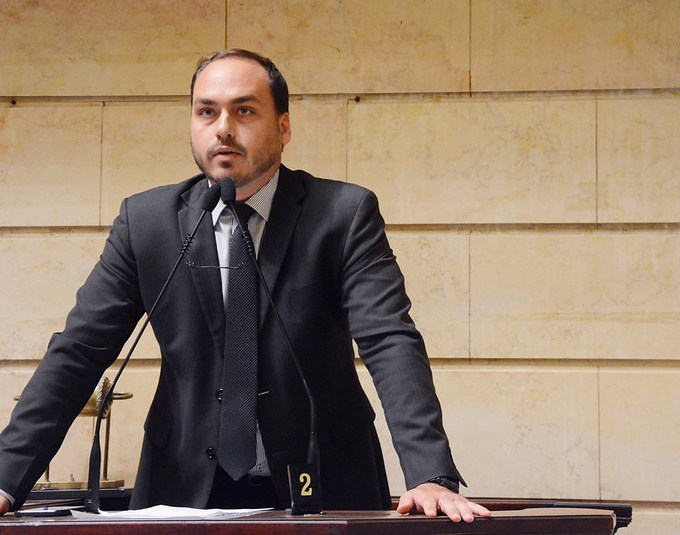 Pesquisa indica dificuldade para Carlos Bolsonaro na disputa pelo Senado em SC