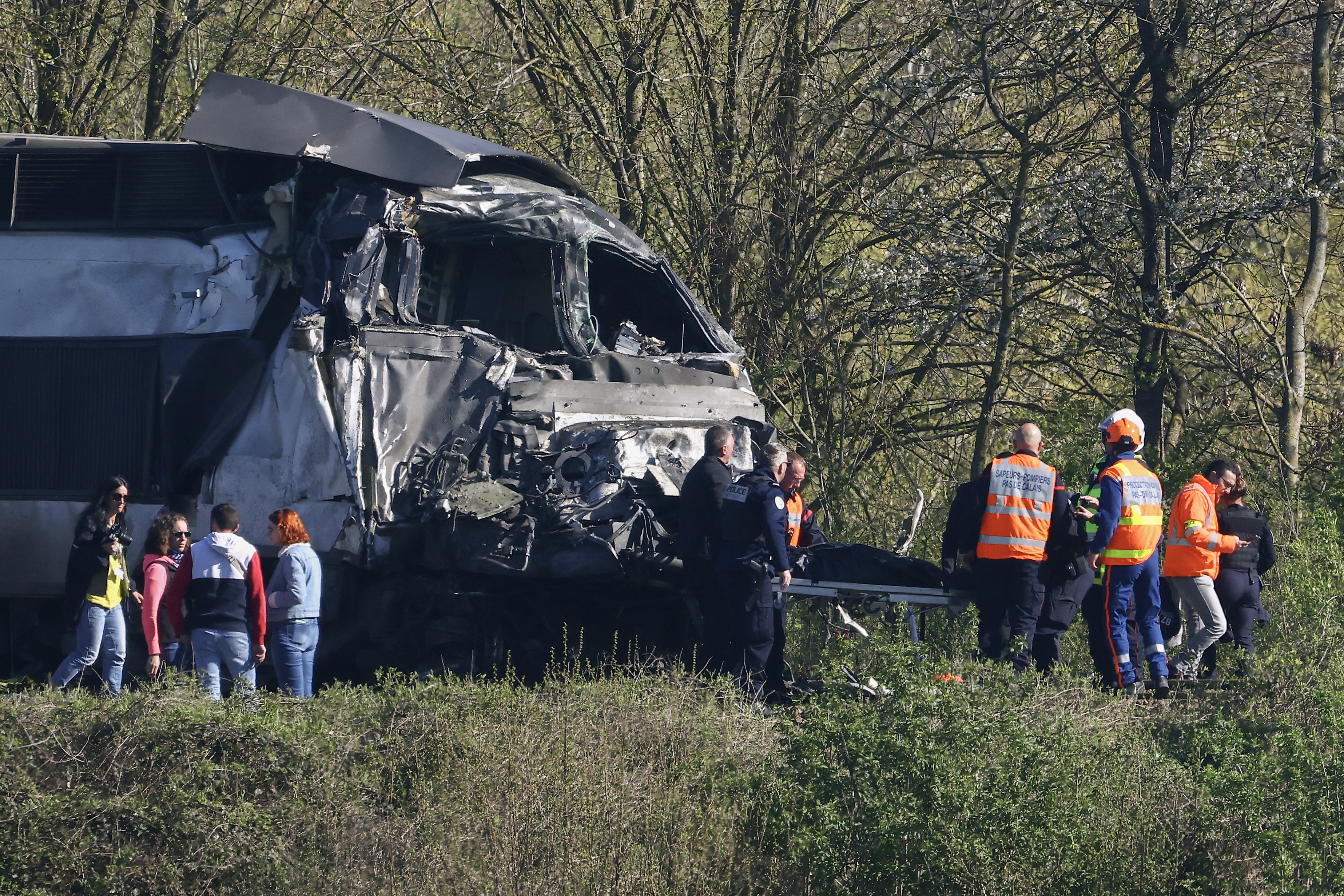 Colisão entre trem e caminhão de transporte militar na França deixa um morto e 16 feridos