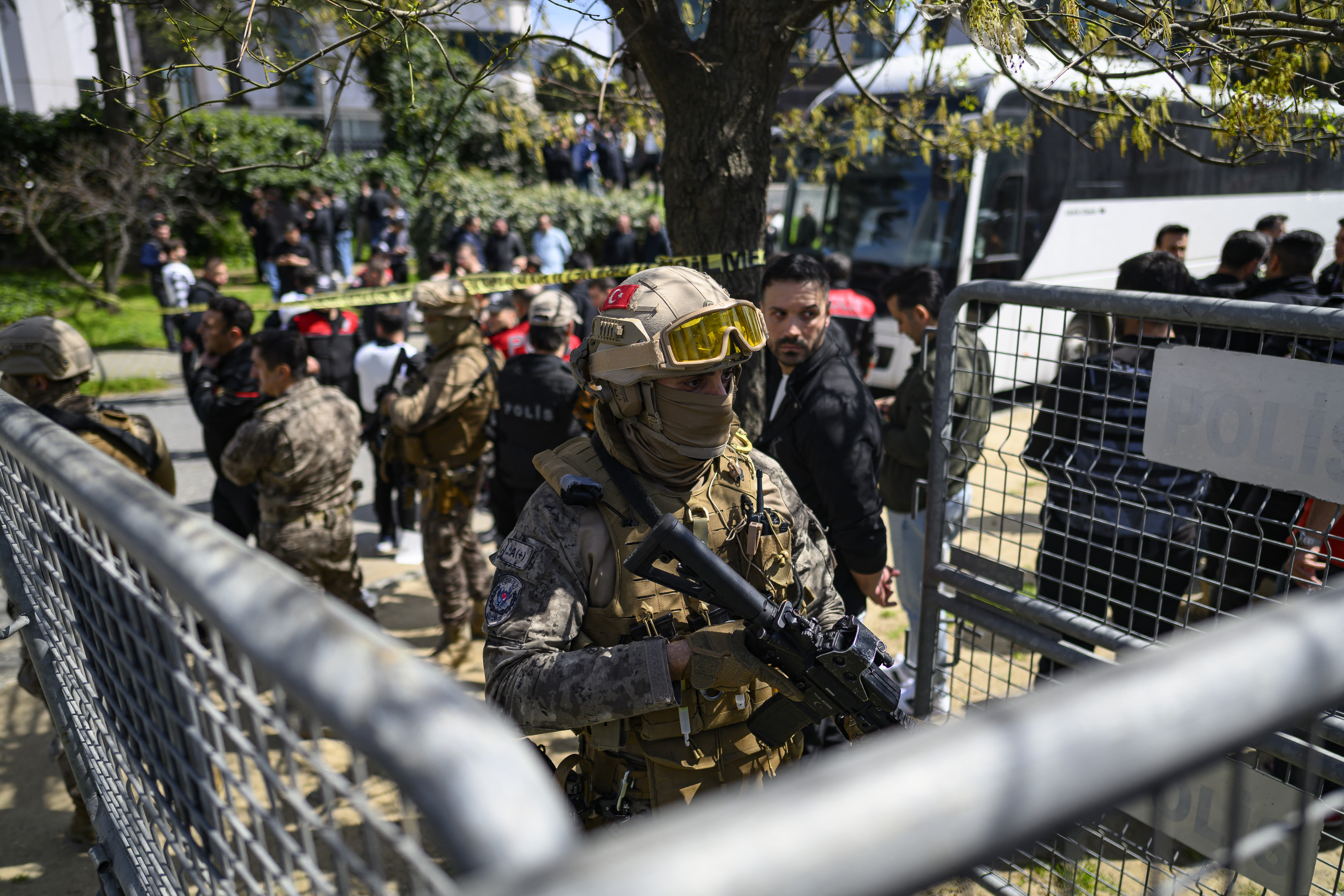 Atiradores abrem fogo em frente ao consulado israelense em Istambul; um agressor é morto