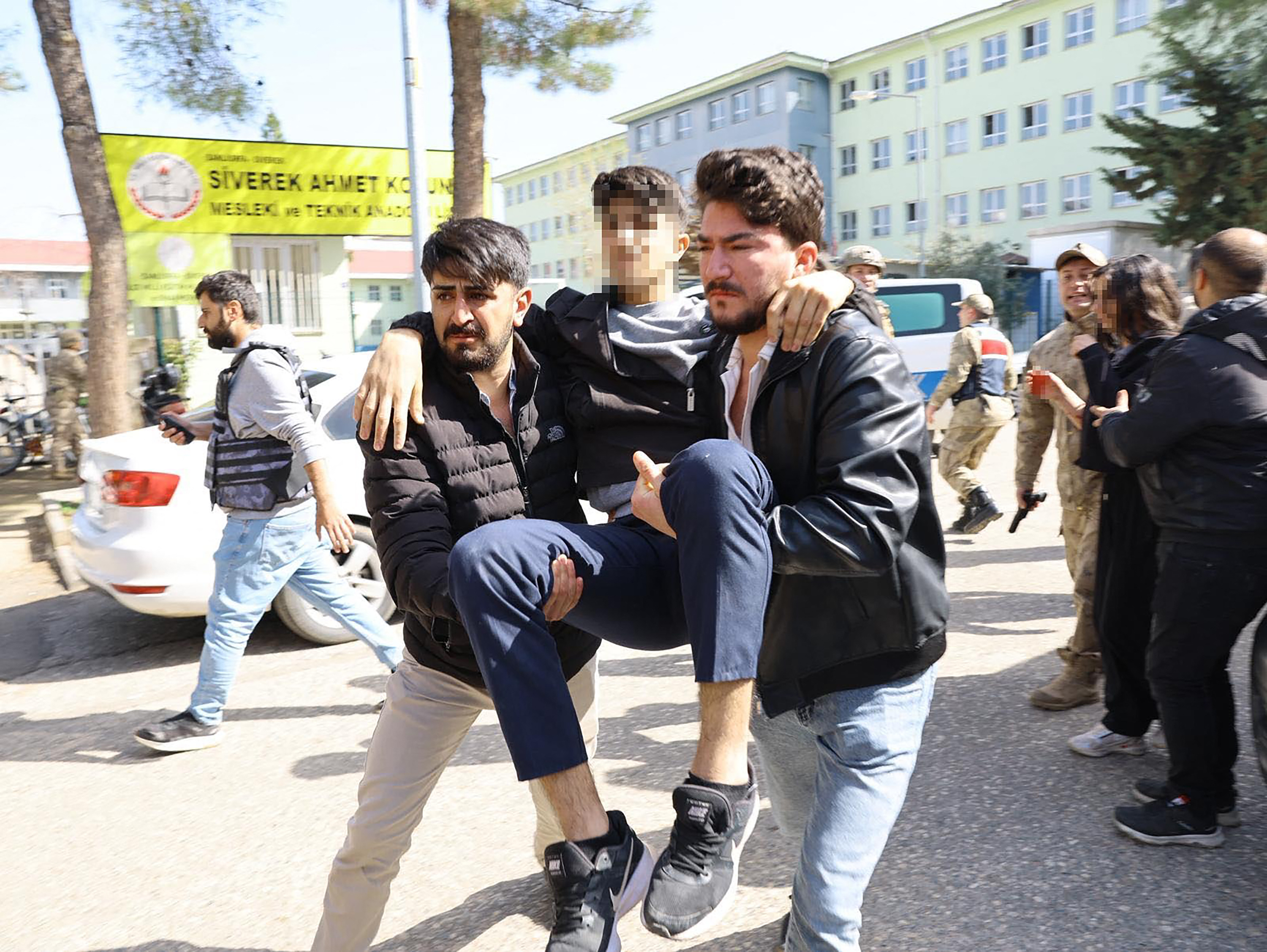 Atirador abre fogo em escola na Turquia, fere 16 pessoas e tira a própria vida