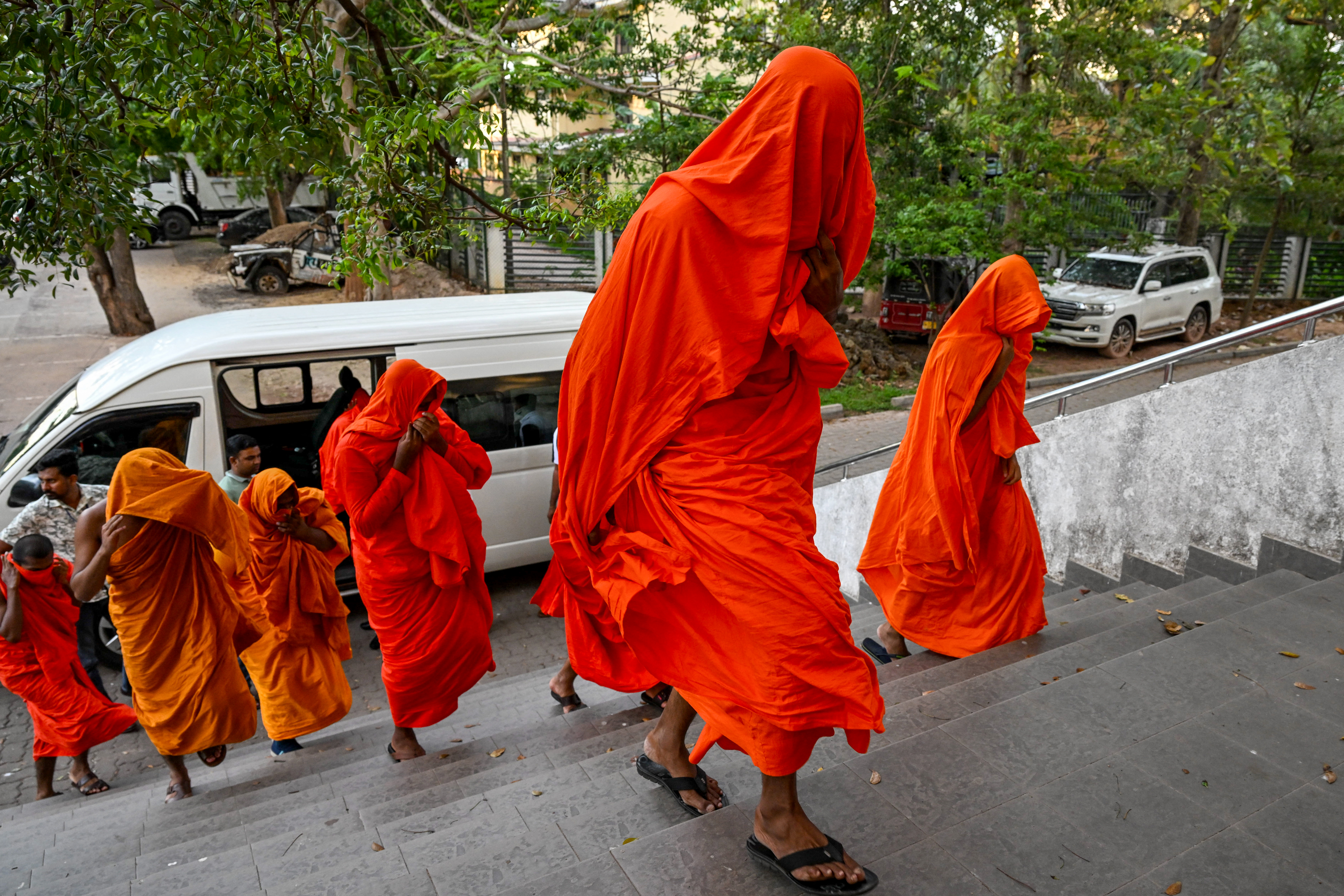 Monges budistas são presos com carga recorde de maconha em aeroporto do Sri Lanka