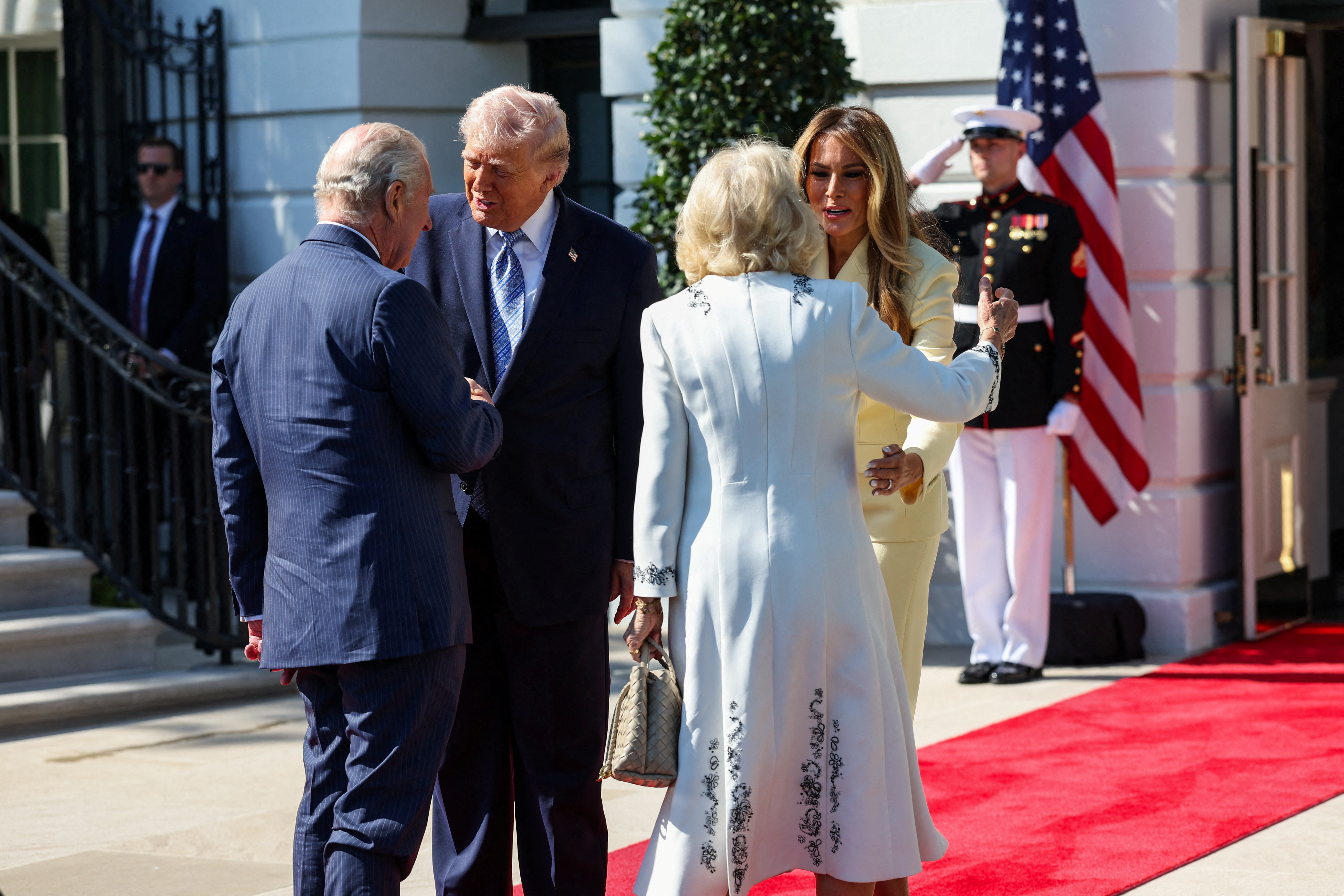 Vídeo: rei Charles III recebe ‘aperto de mão de urso’ de Trump ao chegar aos EUA