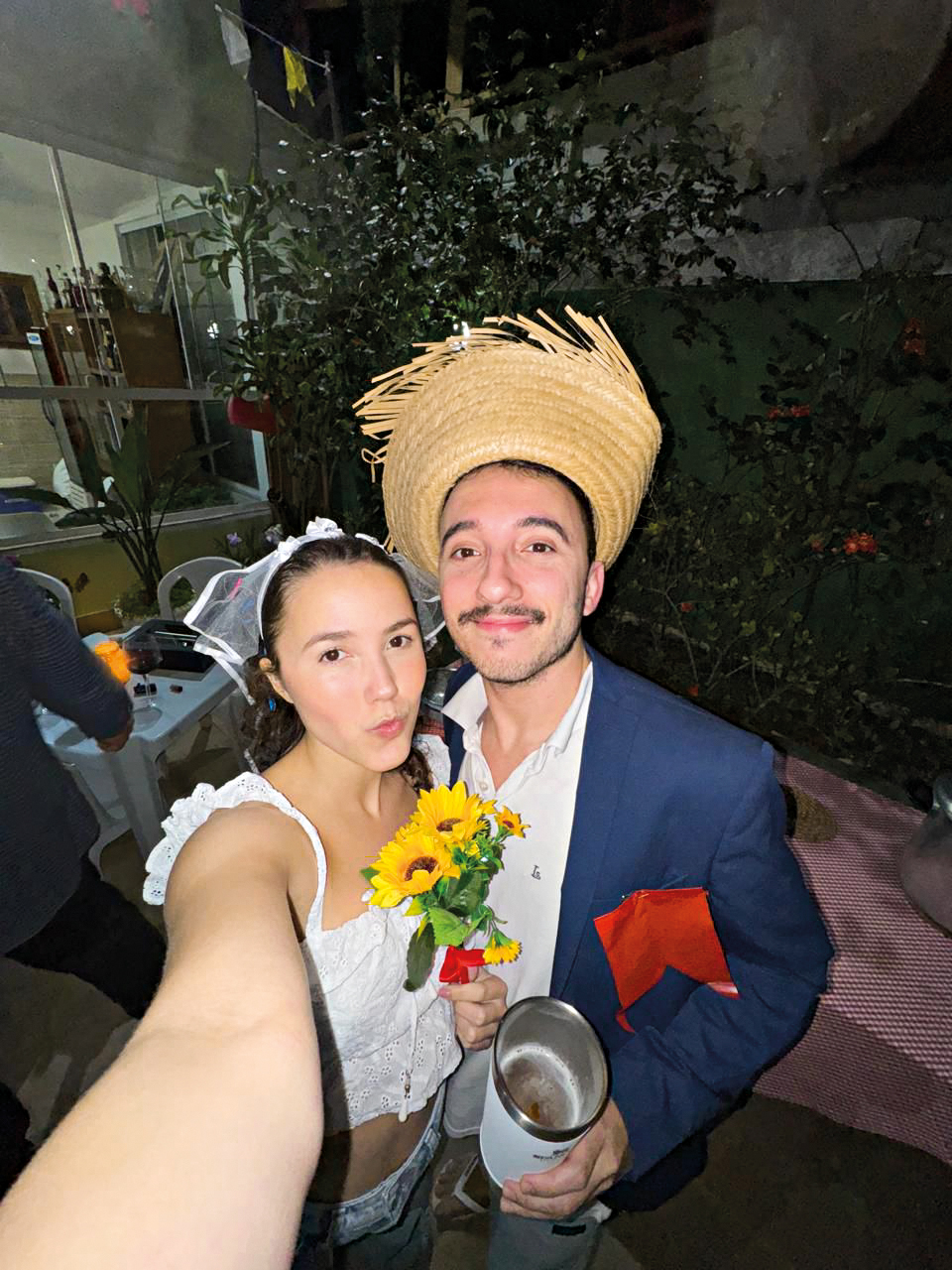 FUNCIONOU COM ELES - Juntos h&aacute; cinco anos, os noivos Ana Beatriz Oliveira, 27 anos, e Felipe Gomes, 27, foram se conhecendo nas redes, mas o elo para valer veio depois de muitos encontros e trocas de ideias. Quando viram, estavam grudados. &ldquo;T&iacute;nhamos bem mais afinidades do que imagin&aacute;vamos&rdquo;, celebra Felipe