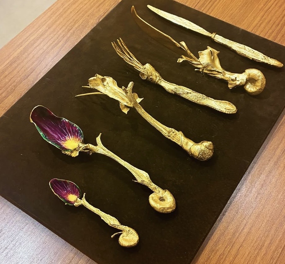 Um conjunto de talheres criado por Salvador Dal&iacute; em 1957, confeccionado em ouro, prata, esmalte e cristal