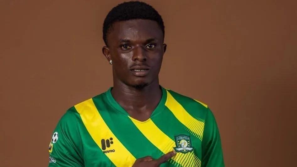 Jogador de futebol ganês morre em assalto ao ônibus do time