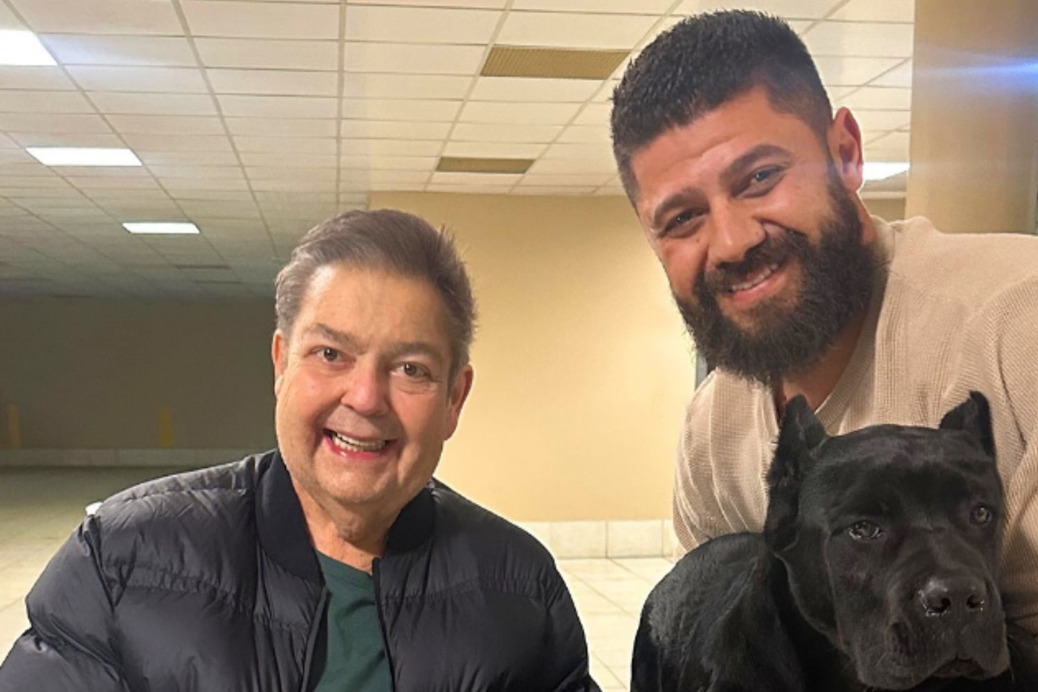 Faustão aparece sorridente em vídeo com novo cachorro de estimação
